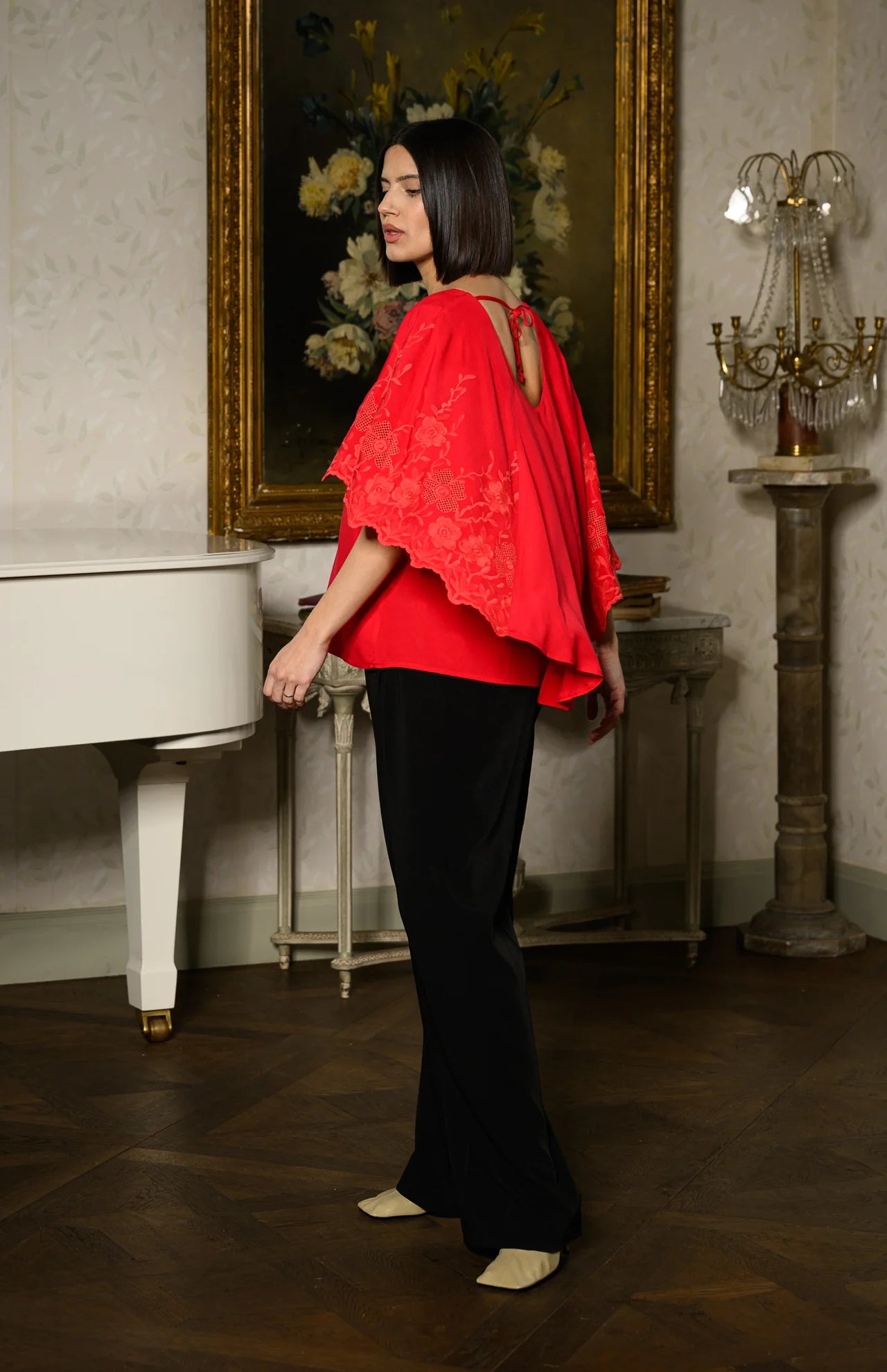 Bluză roșie stil capă cu broderie florală