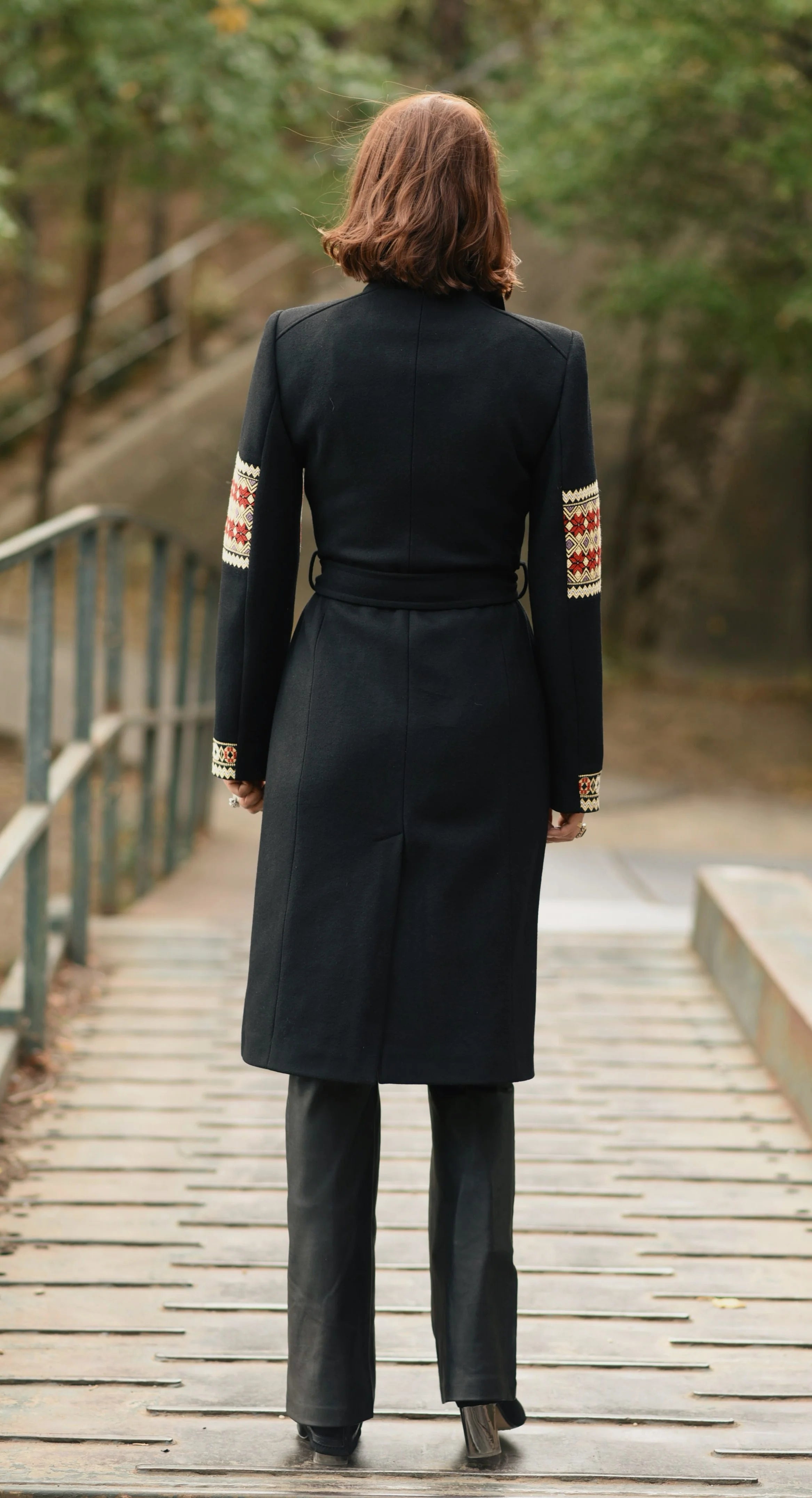 Palton Midi Negru cu Motive Traditionale