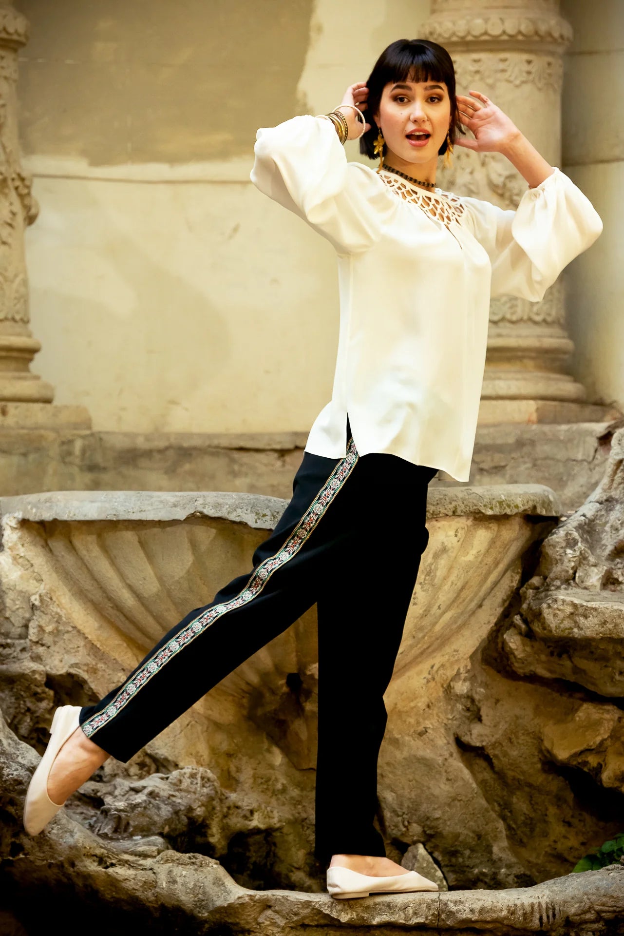 Pantaloni Conici din Stofa Neagra cu Banda Laterala din Jacquard Floral