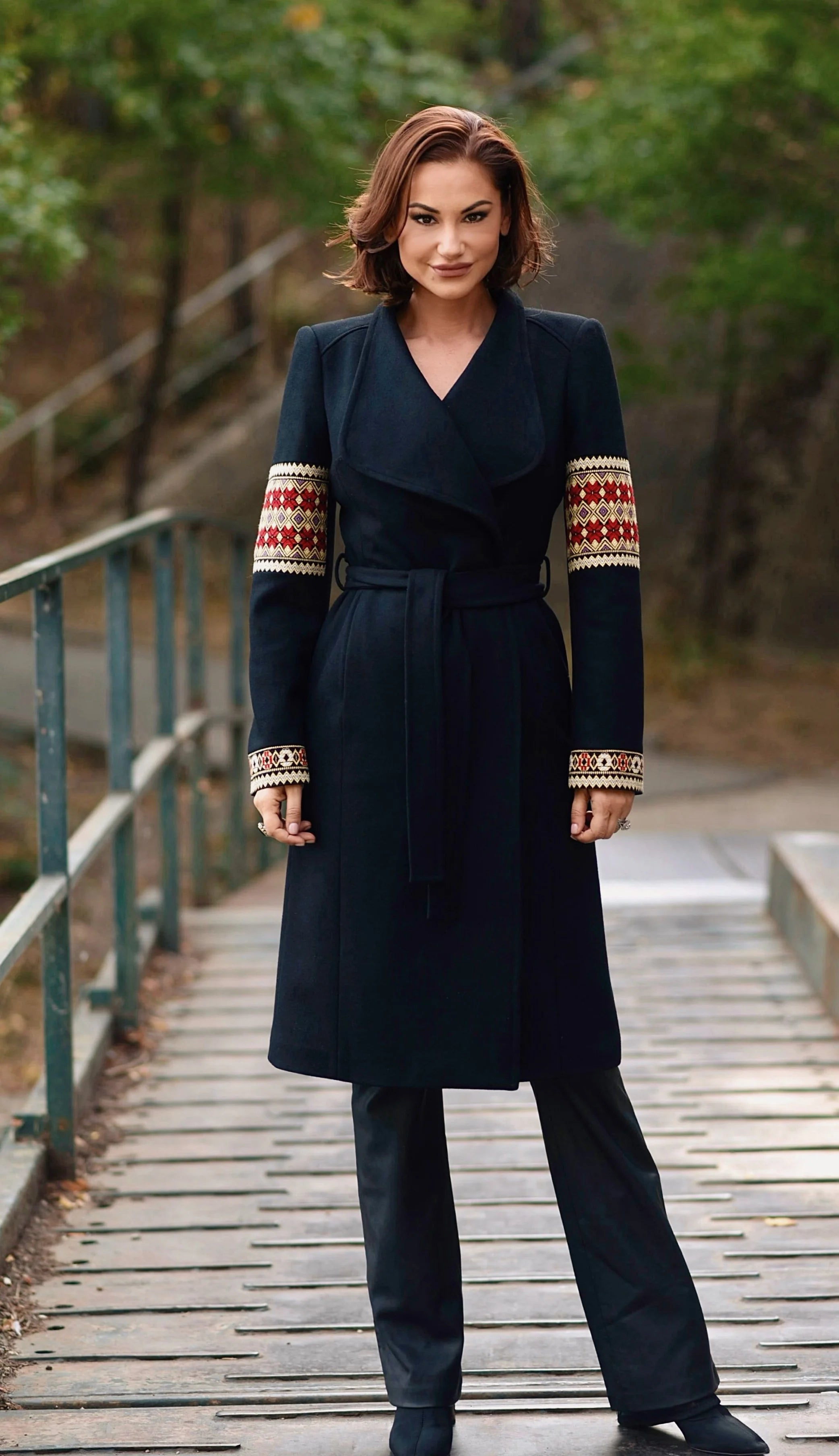 Palton Midi Negru cu Motive Traditionale