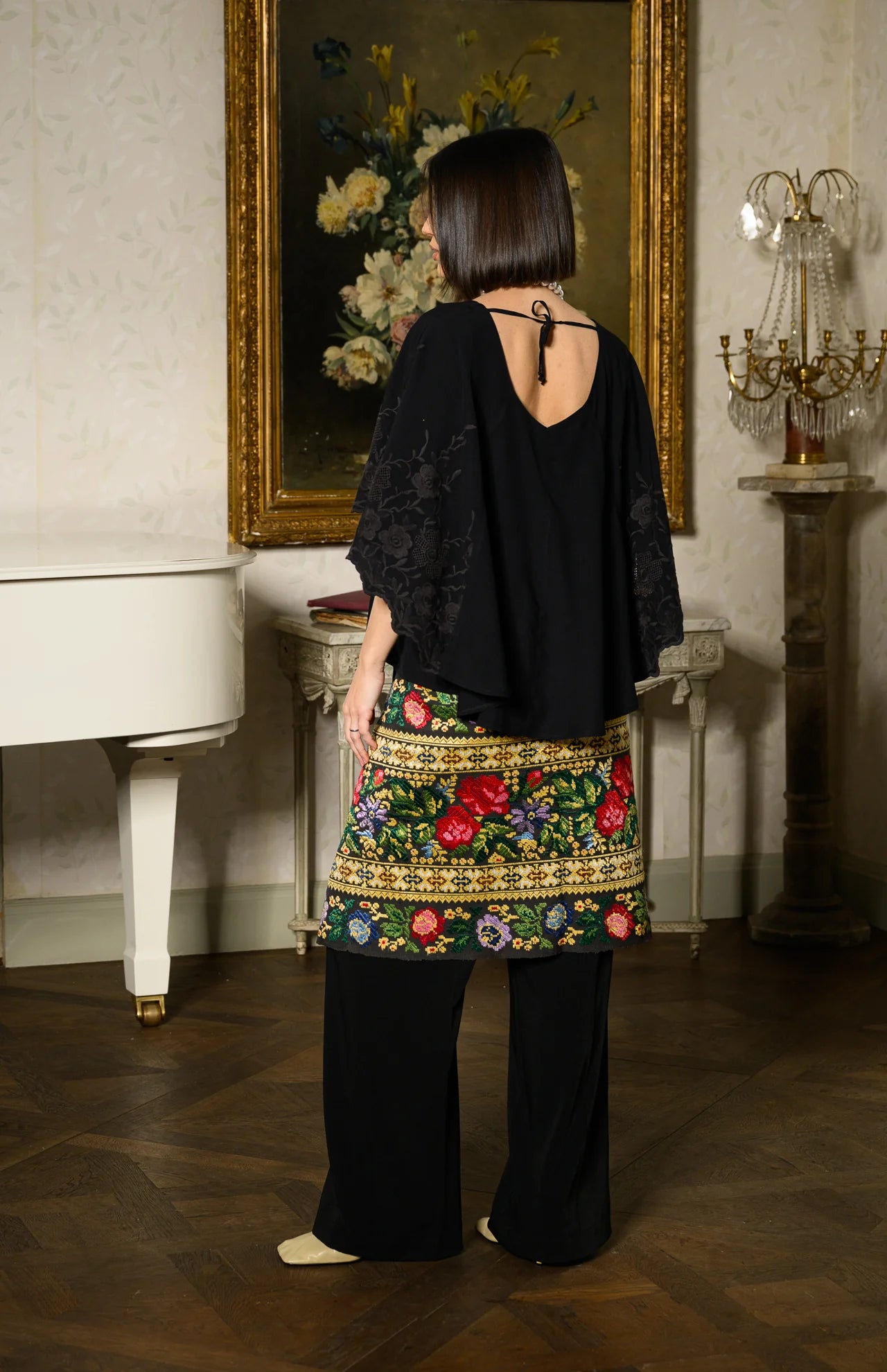 Bluză neagră stil capă cu broderie florală