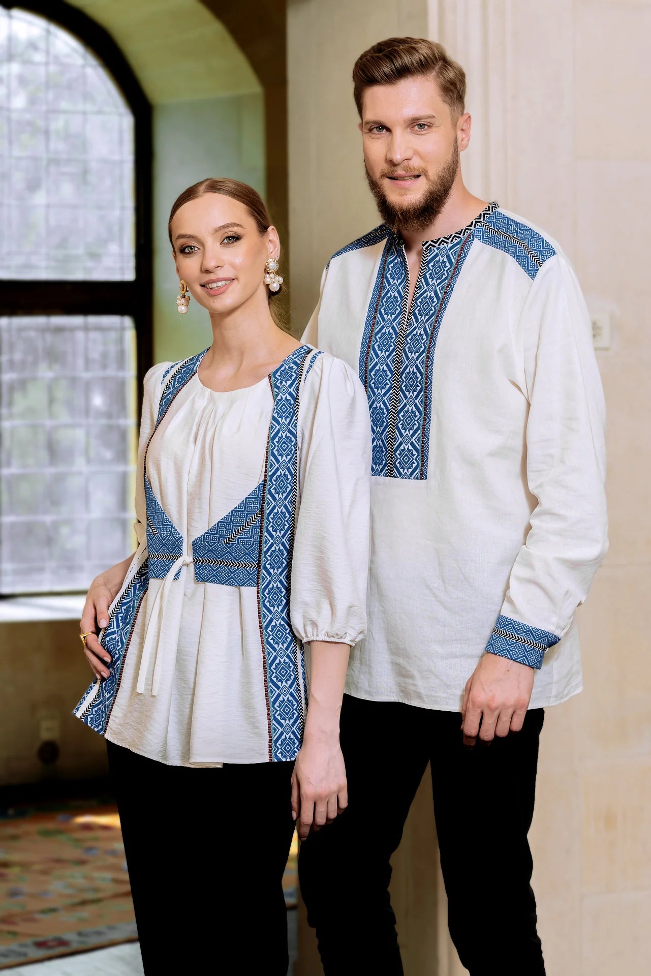 Bluza alba cu pieptar tesut albastru