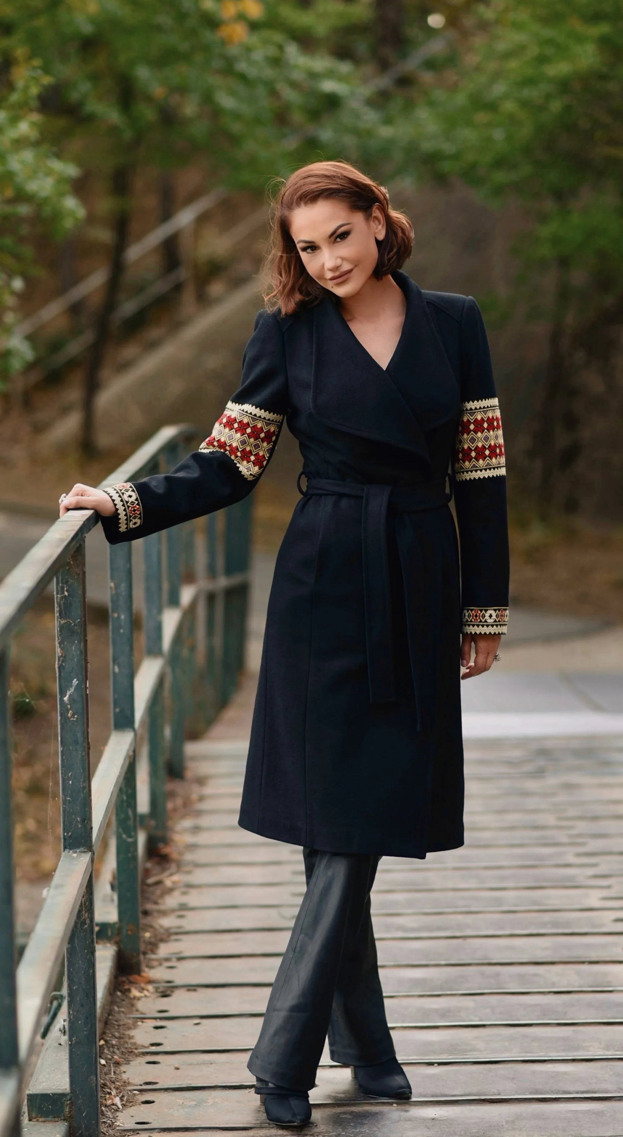 Palton Midi Negru cu Motive Traditionale
