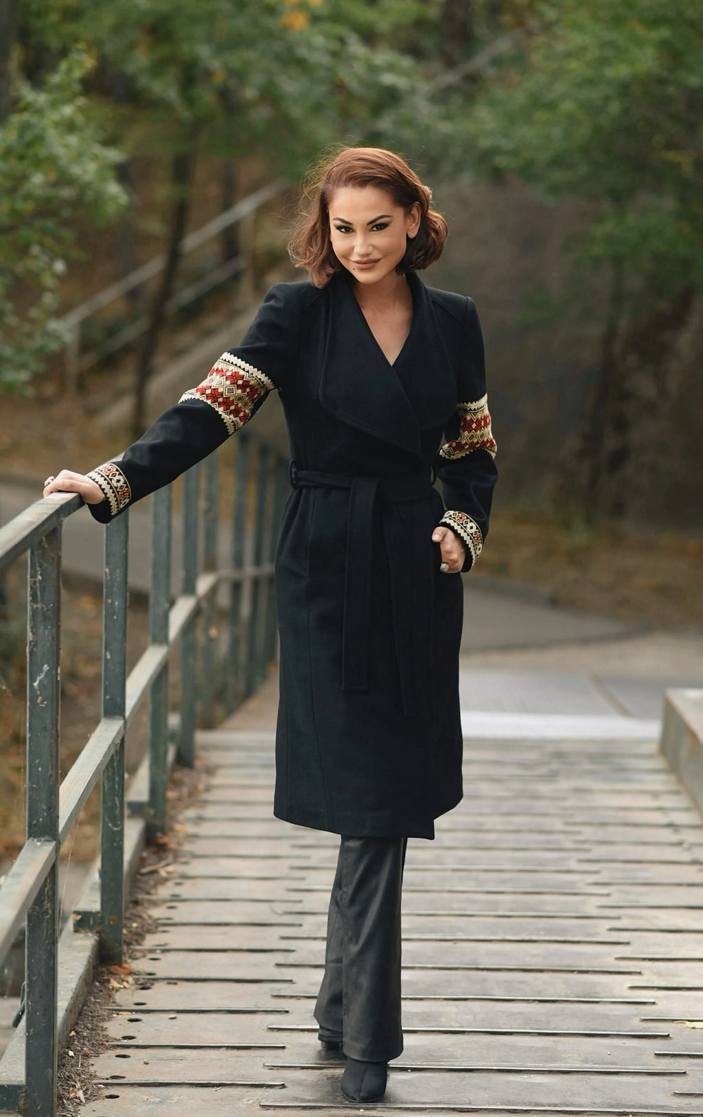 Palton Midi Negru cu Motive Traditionale