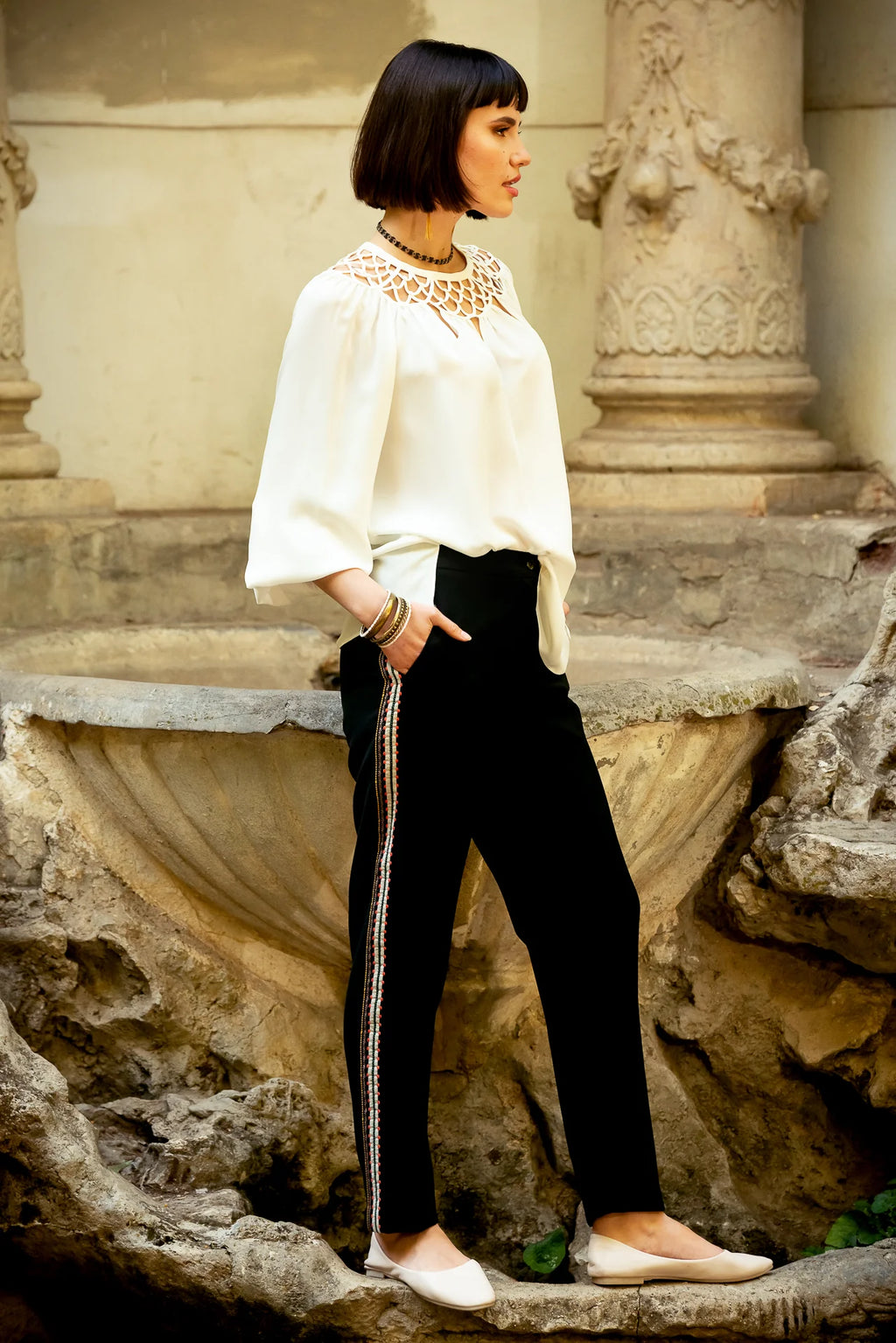 Pantaloni Conici din Stofa Neagra cu Banda Laterala din Jacquard Geometric