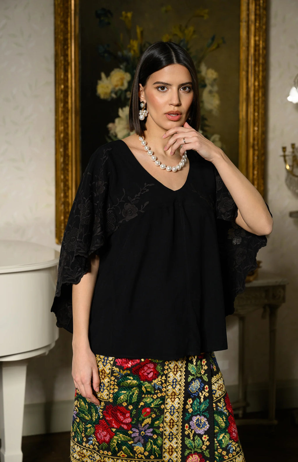 Bluză neagră stil capă cu broderie florală
