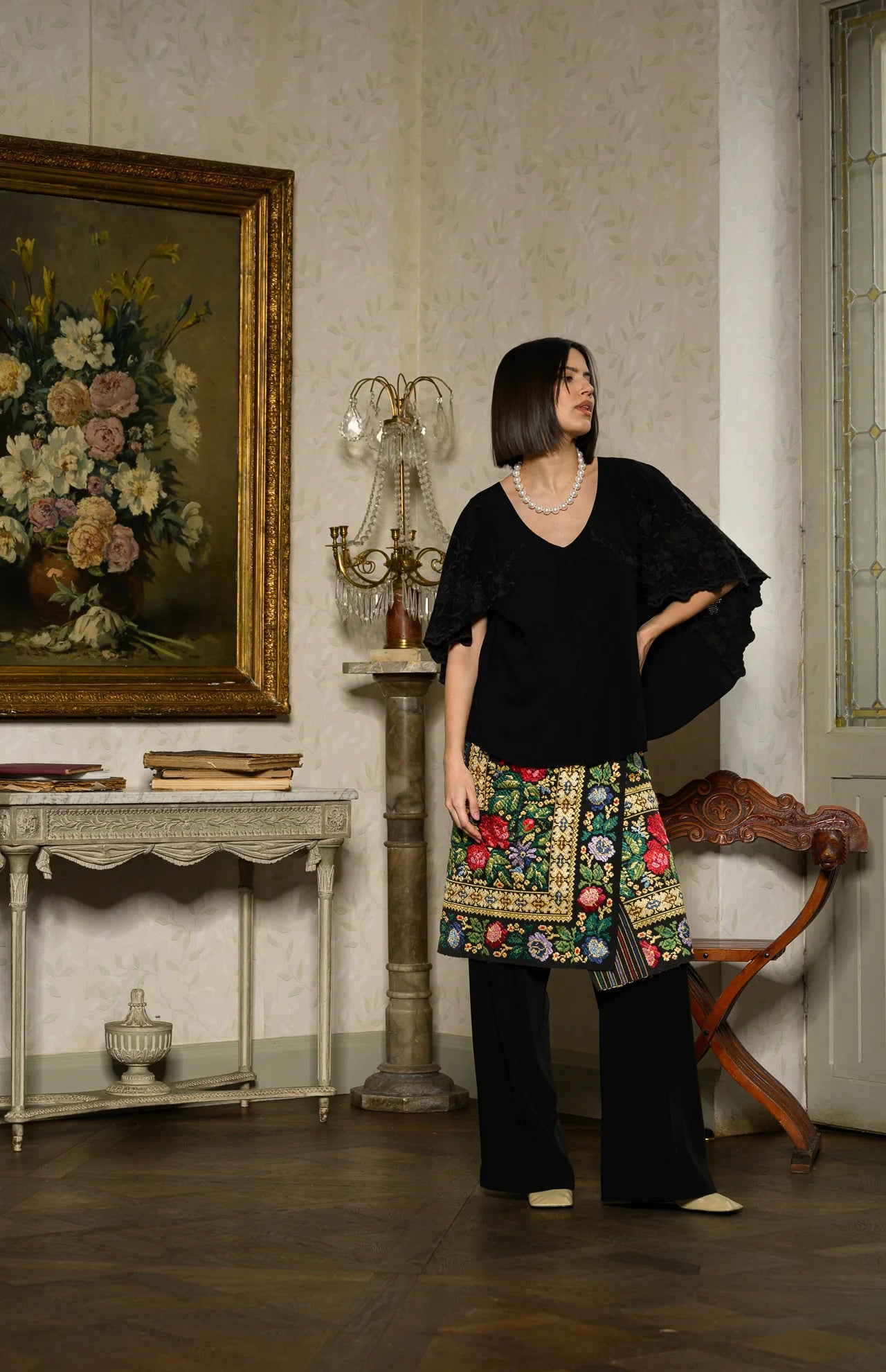 Bluză neagră stil capă cu broderie florală