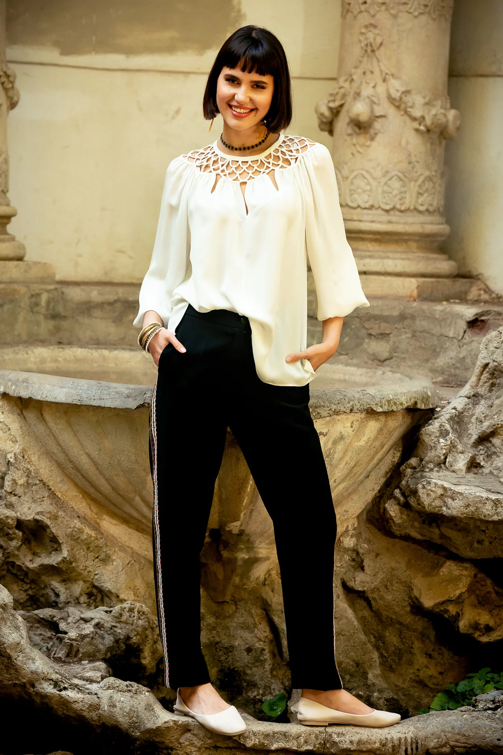 Pantaloni Conici din Stofa Neagra cu Banda Laterala din Jacquard Geometric