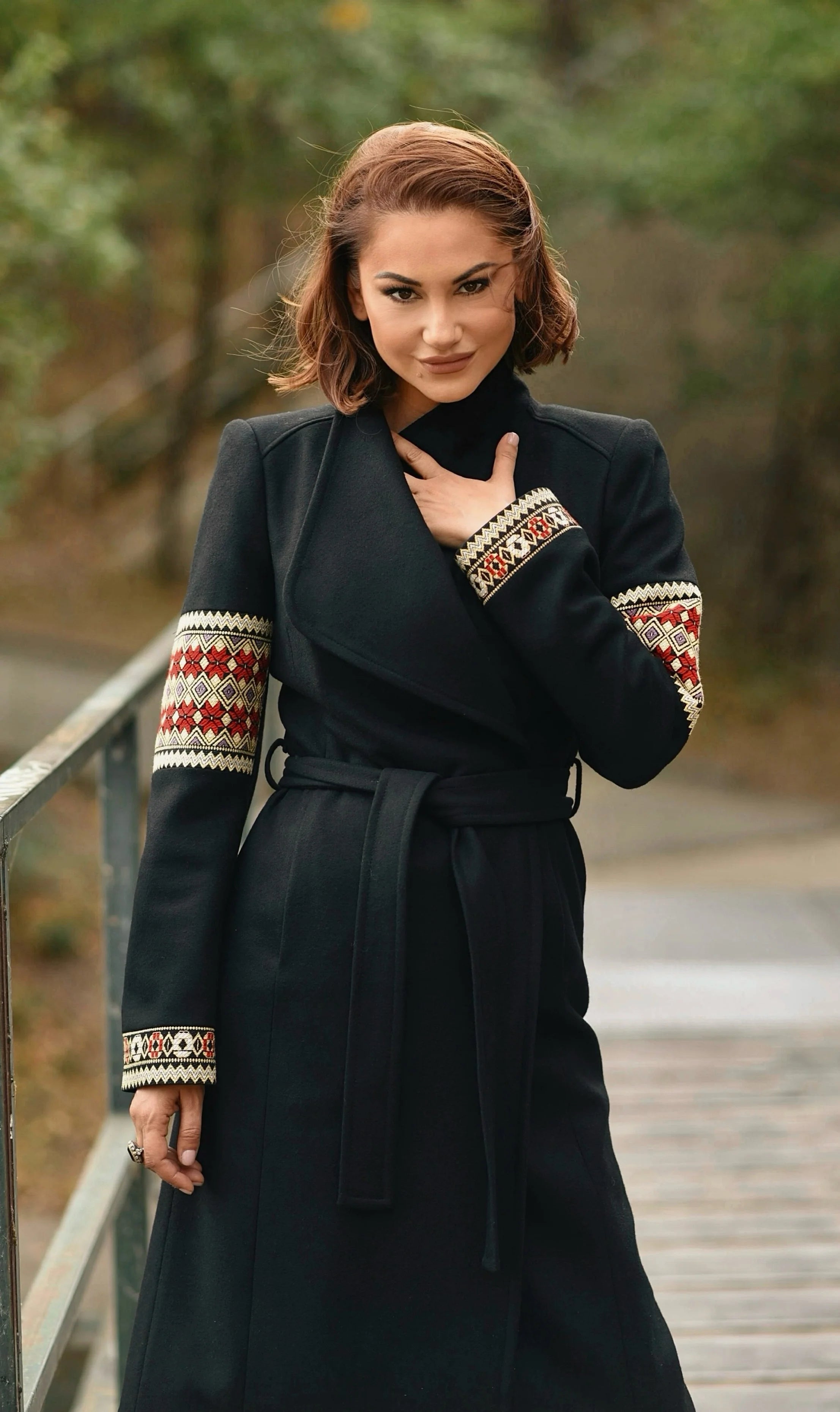 Palton Midi Negru cu Motive Traditionale