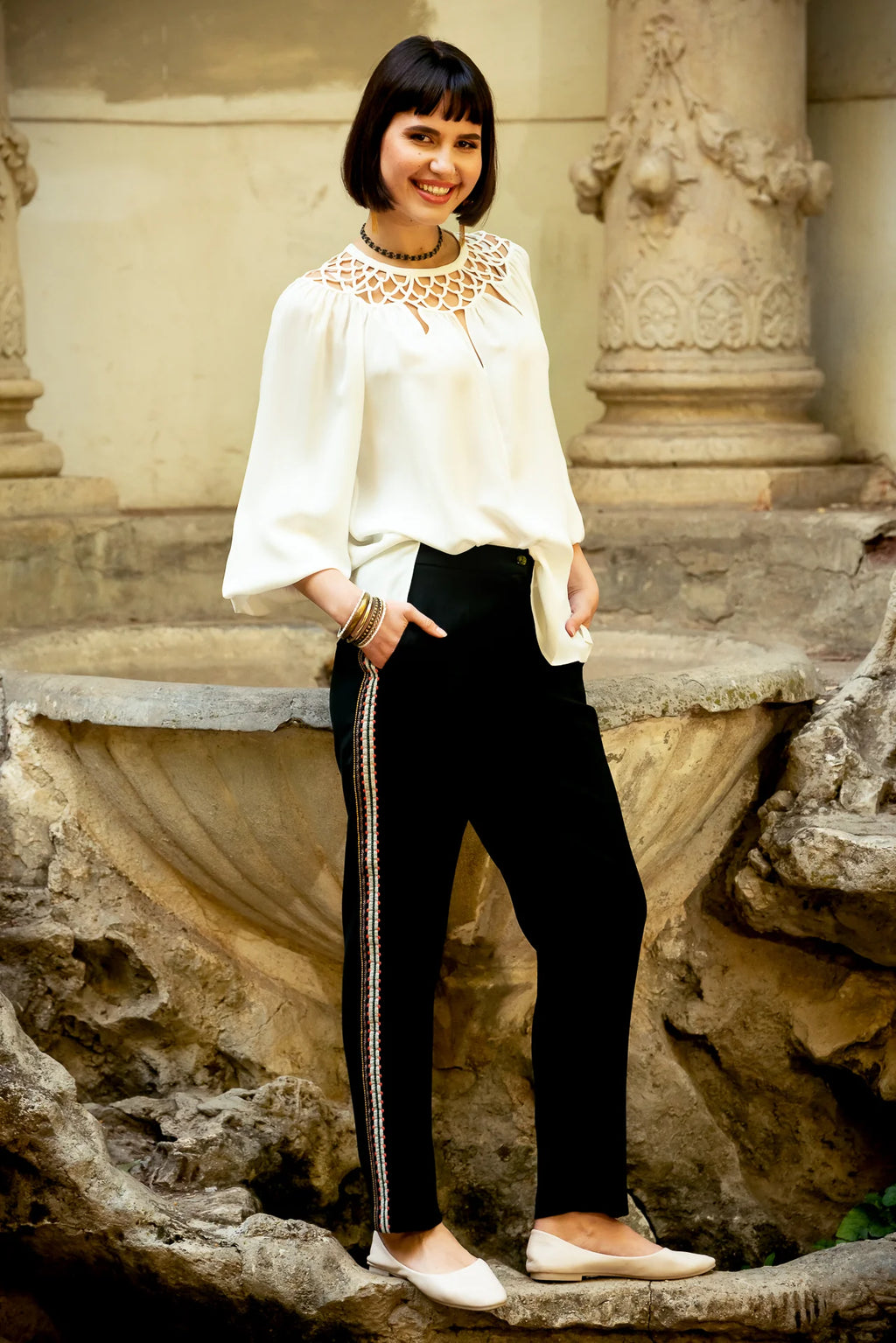 Pantaloni Conici din Stofa Neagra cu Banda Laterala din Jacquard Geometric