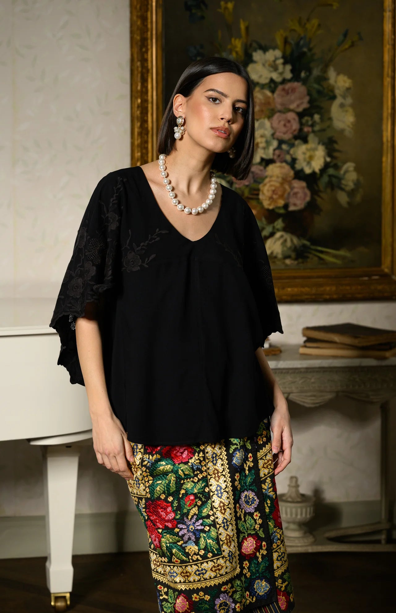 Bluză neagră stil capă cu broderie florală