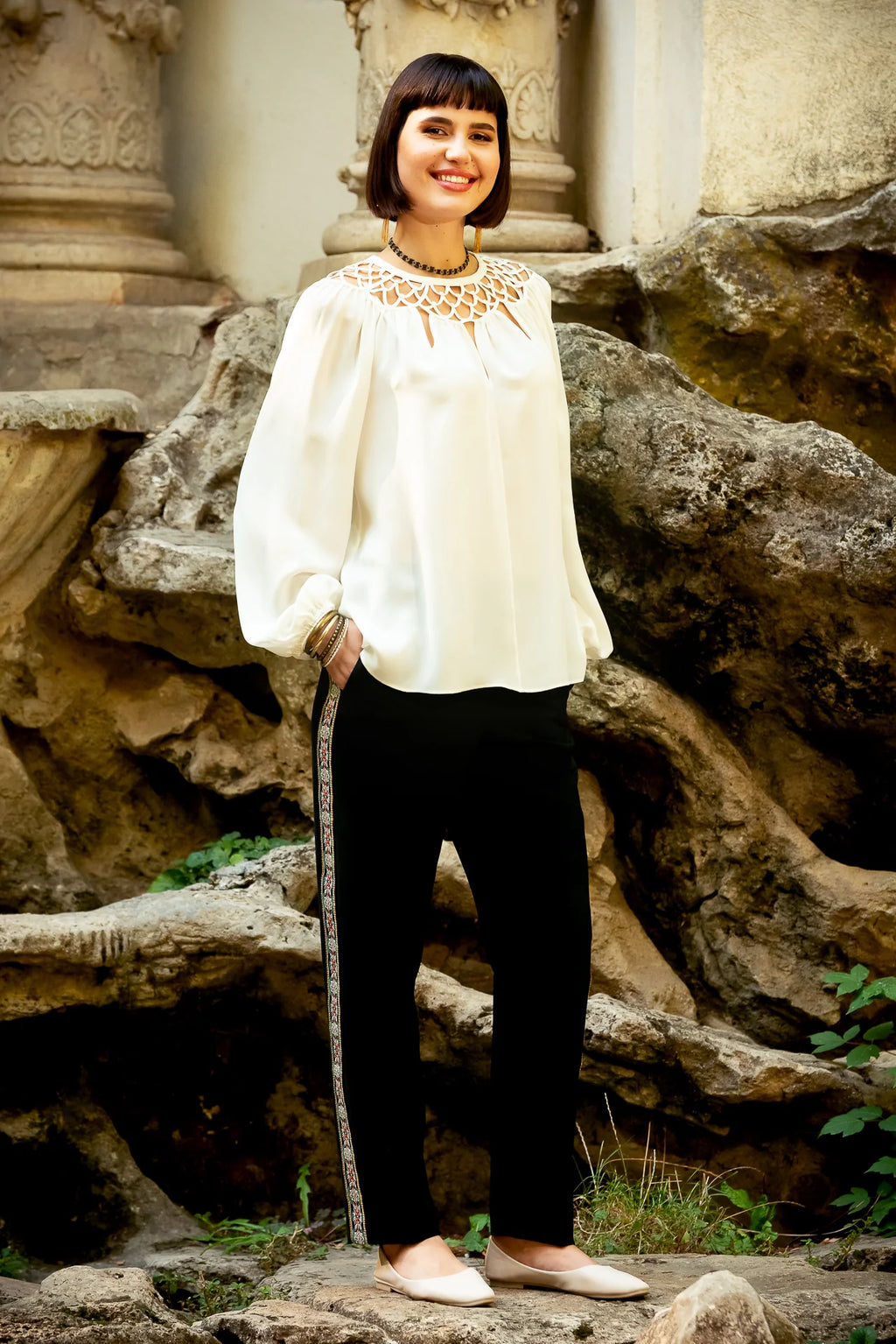 Pantaloni Conici din Stofa Neagra cu Banda Laterala din Jacquard Floral