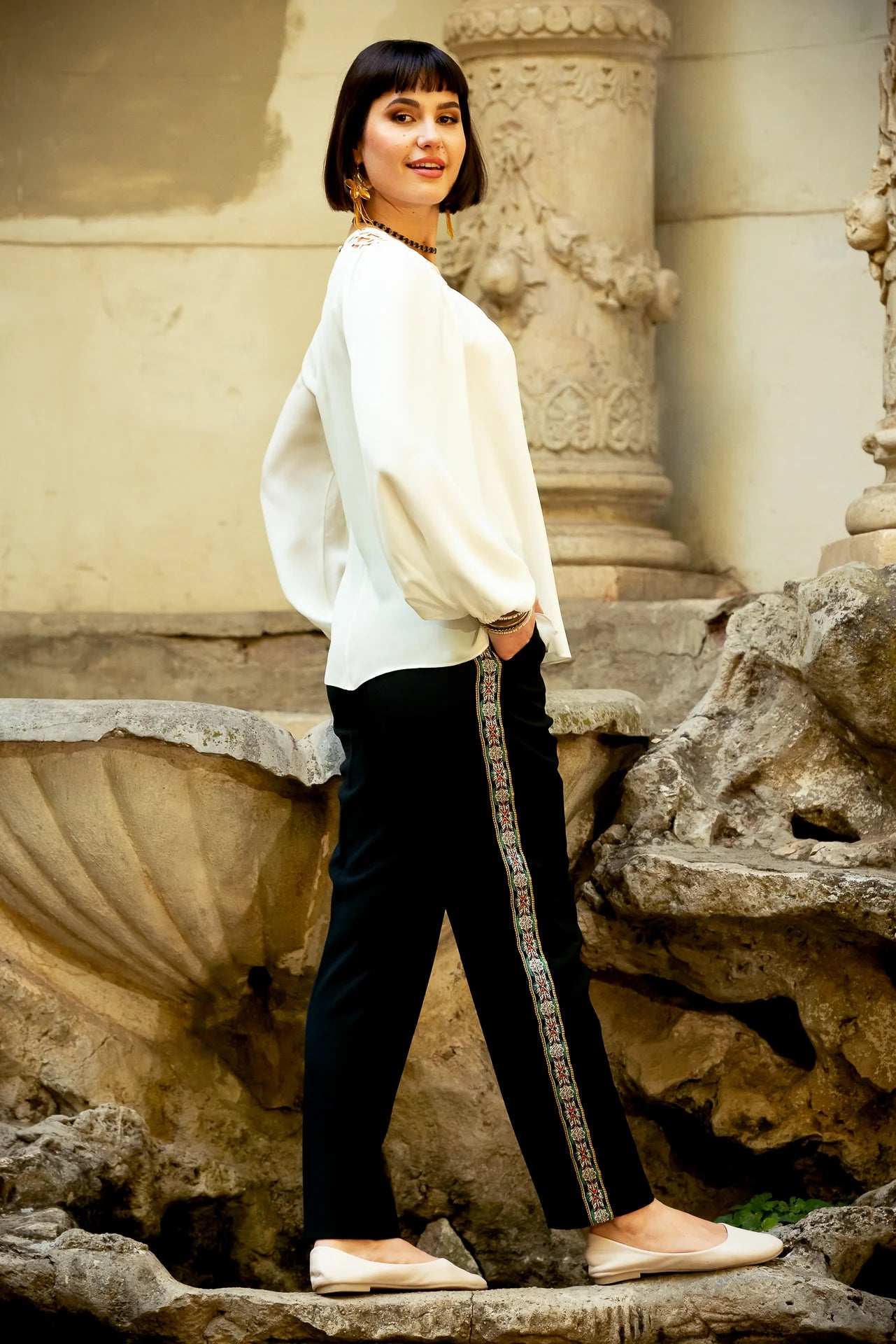 Pantaloni Conici din Stofa Neagra cu Banda Laterala din Jacquard Floral