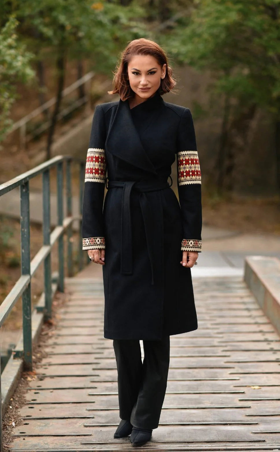 Palton Midi Negru cu Motive Traditionale