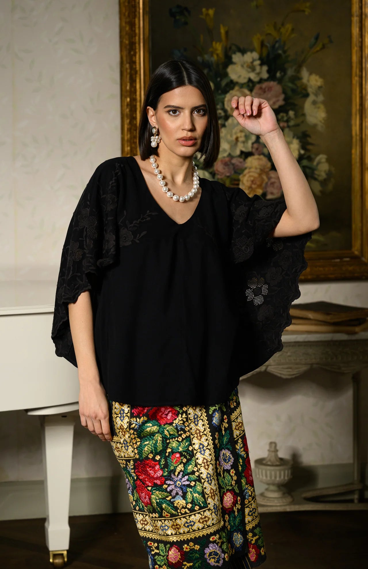 Bluză neagră stil capă cu broderie florală