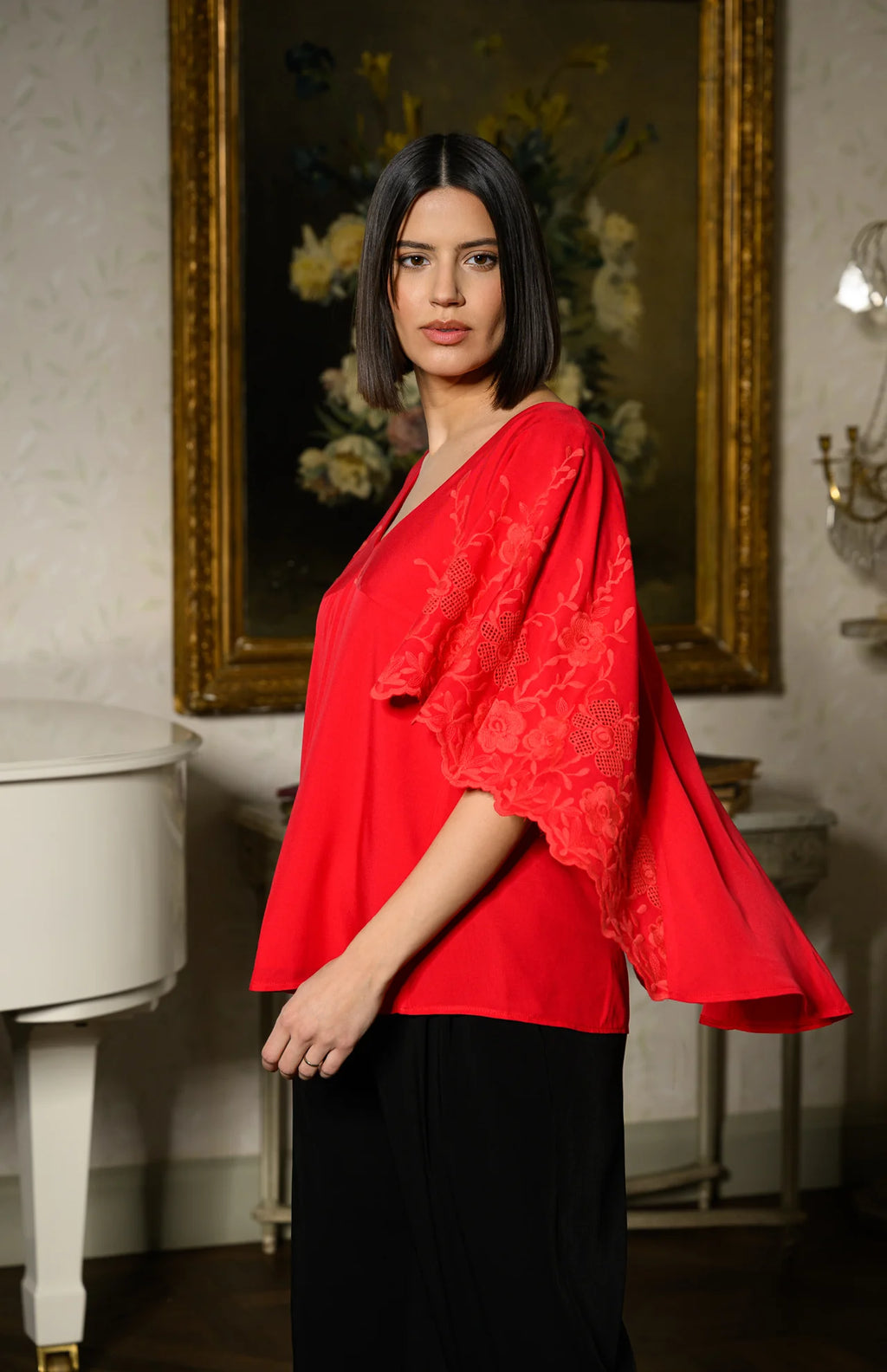 Bluză roșie stil capă cu broderie florală