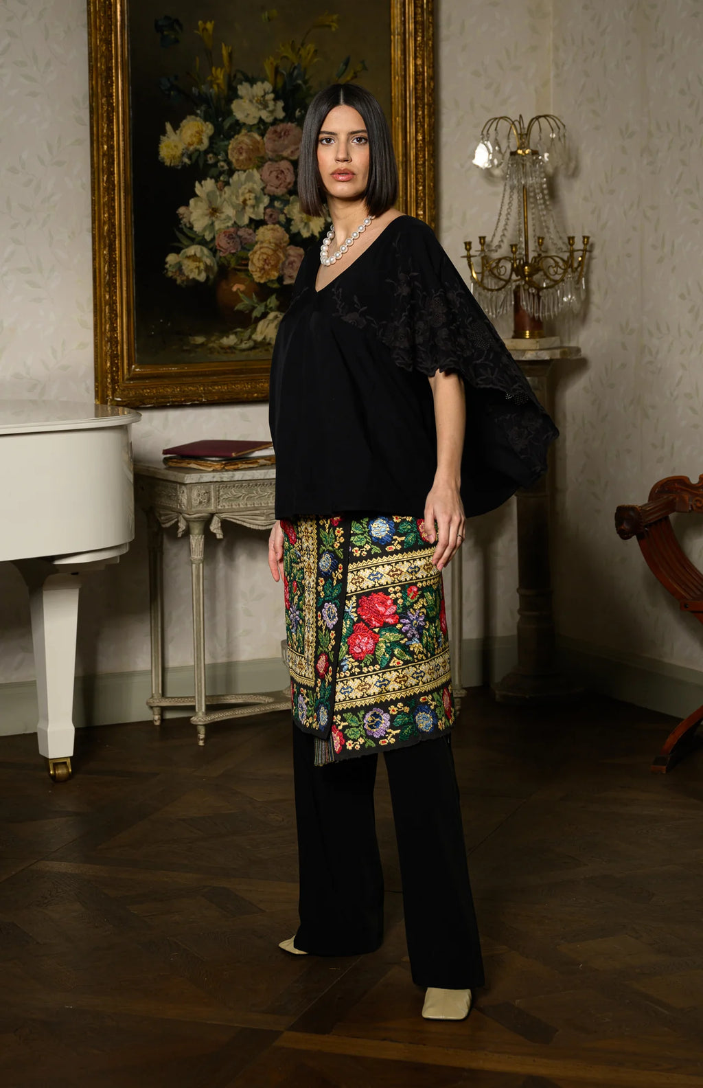Bluză neagră stil capă cu broderie florală