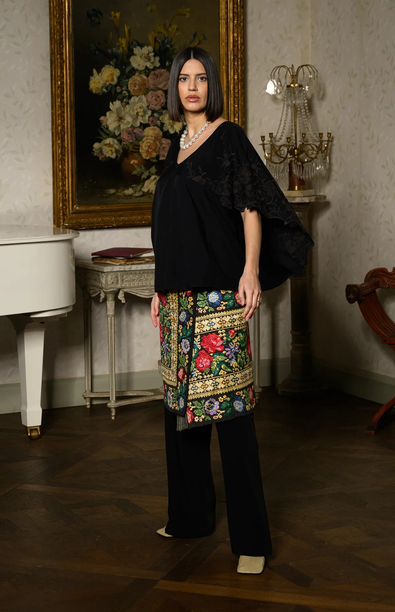 Bluză neagră stil capă cu broderie florală