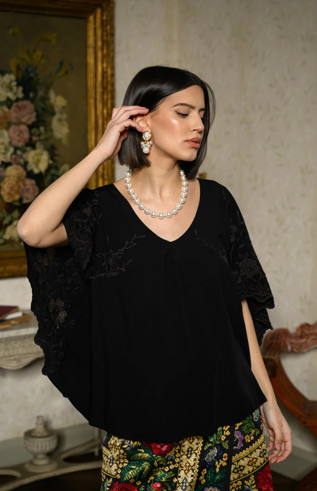 Bluză neagră stil capă cu broderie florală
