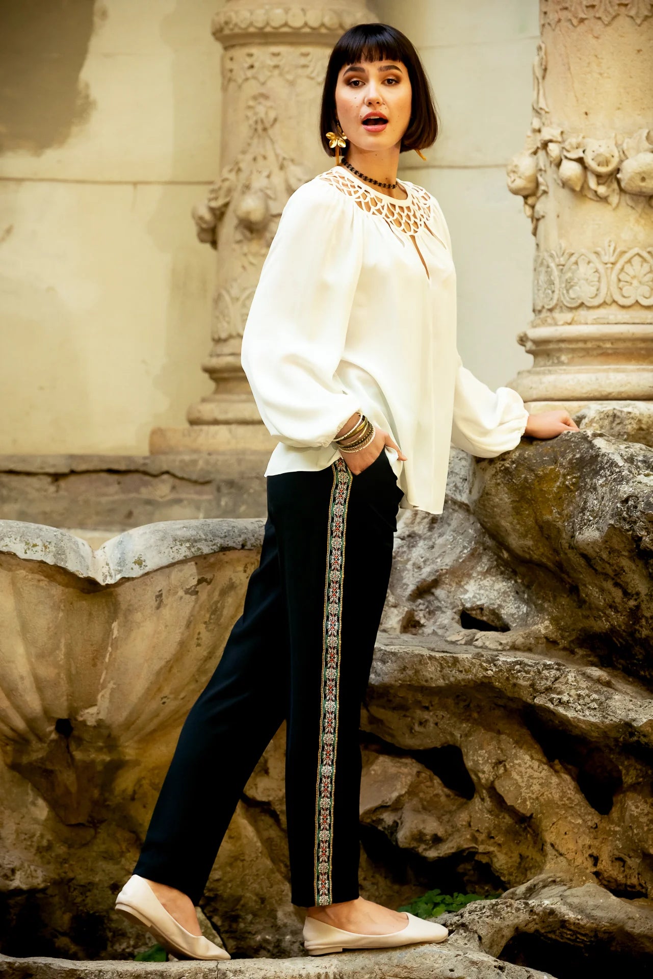 Pantaloni Conici din Stofa Neagra cu Banda Laterala din Jacquard Floral