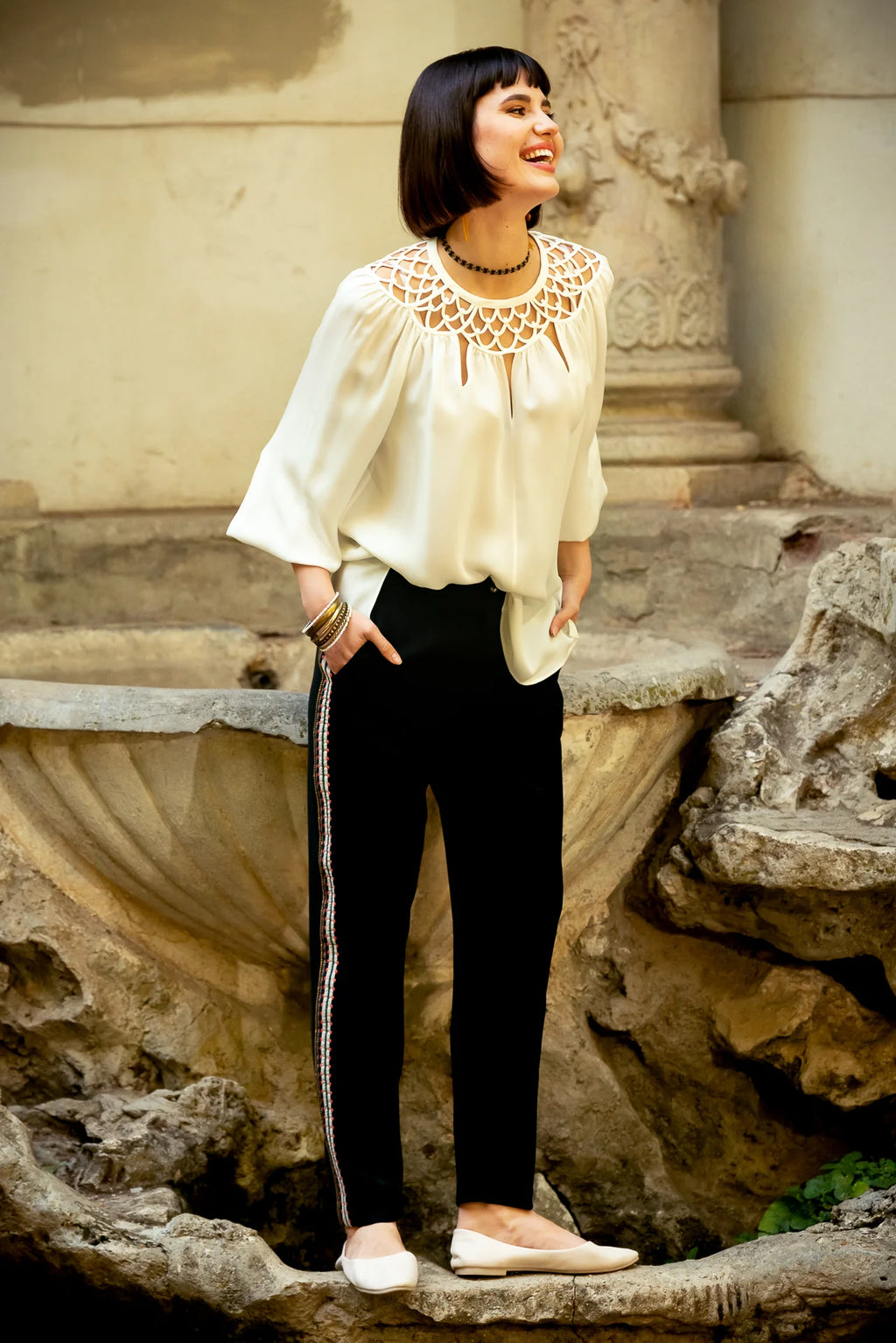 Pantaloni Conici din Stofa Neagra cu Banda Laterala din Jacquard Geometric