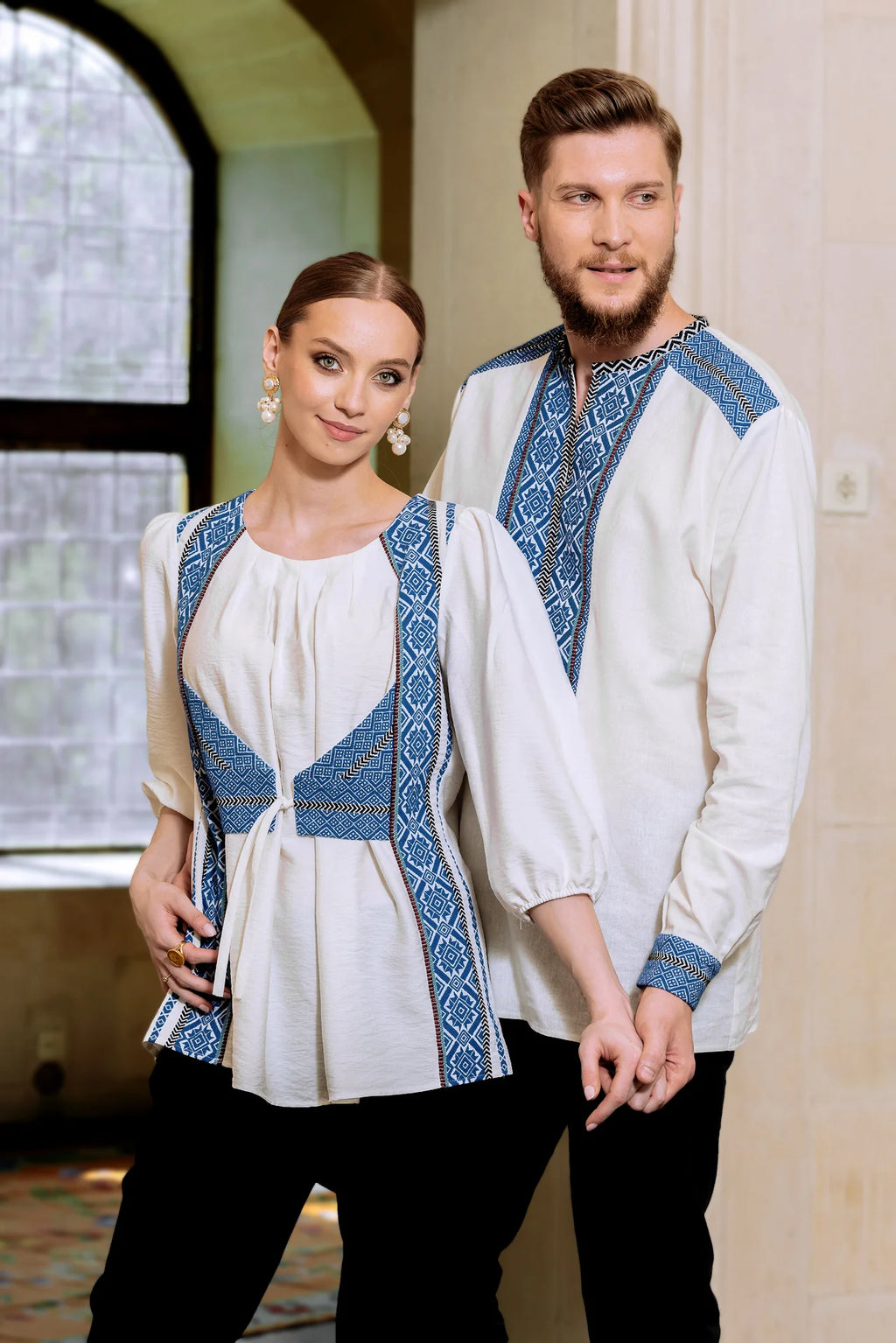 Bluza alba cu pieptar tesut albastru