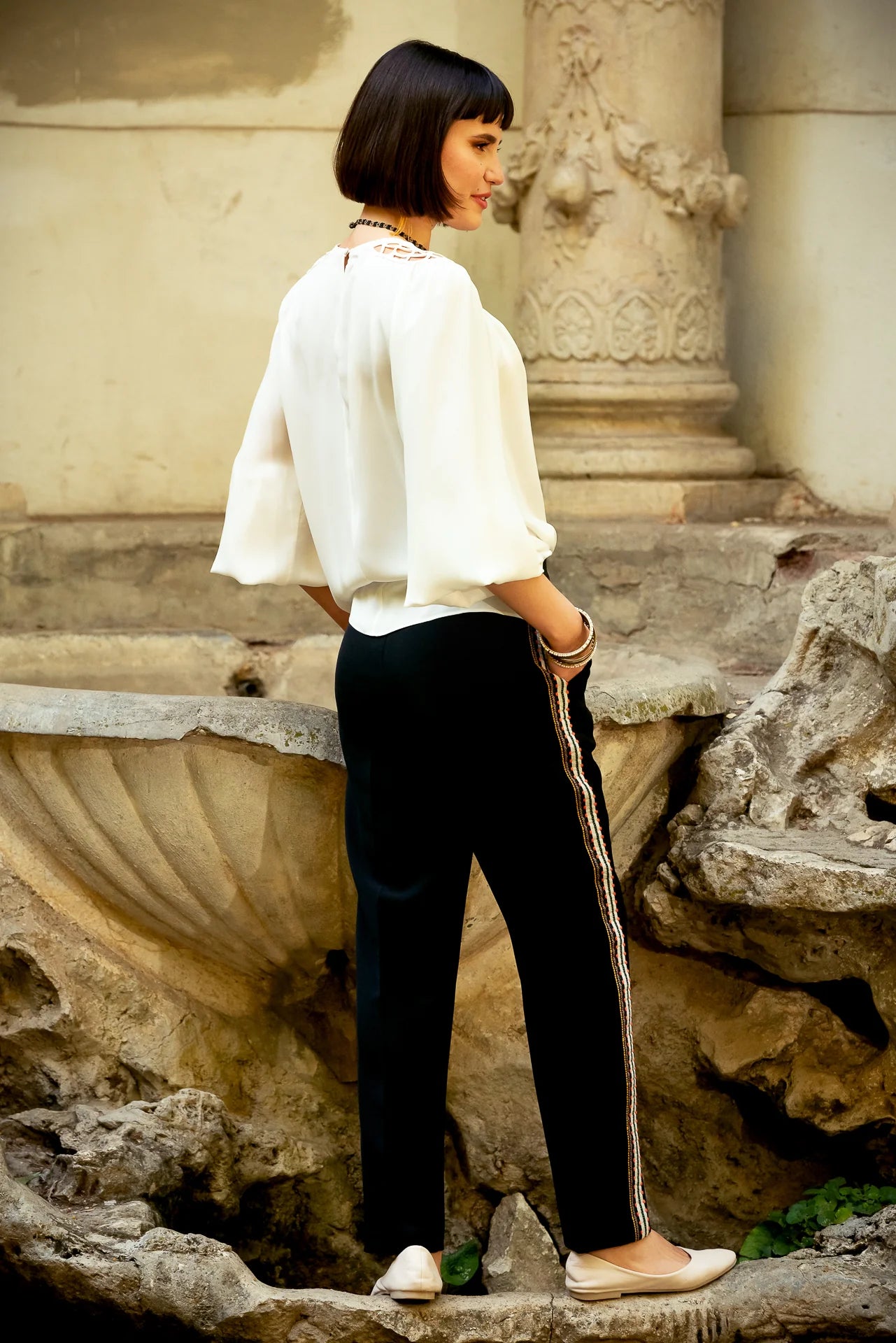 Pantaloni Conici din Stofa Neagra cu Banda Laterala din Jacquard Geometric