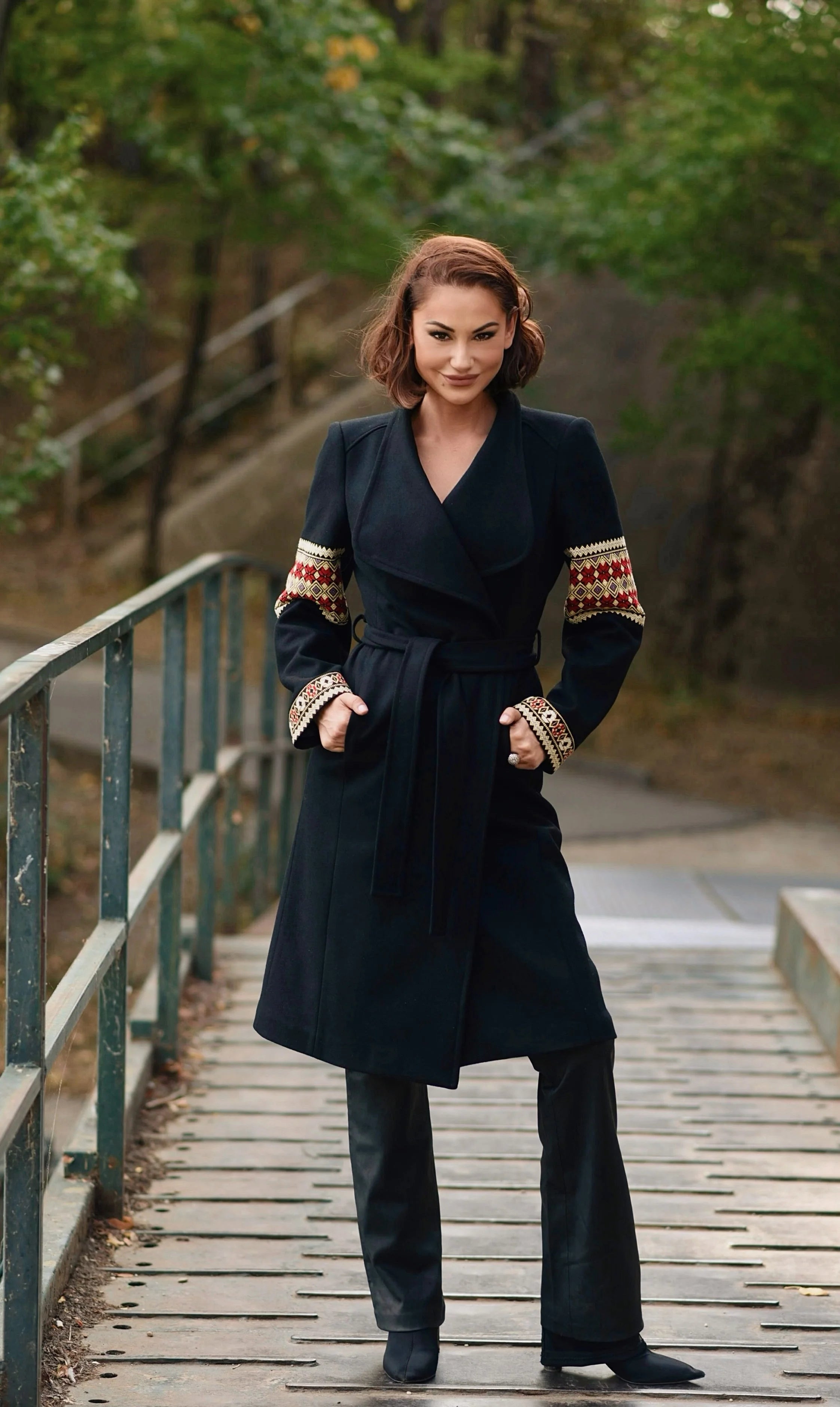 Palton Midi Negru cu Motive Traditionale