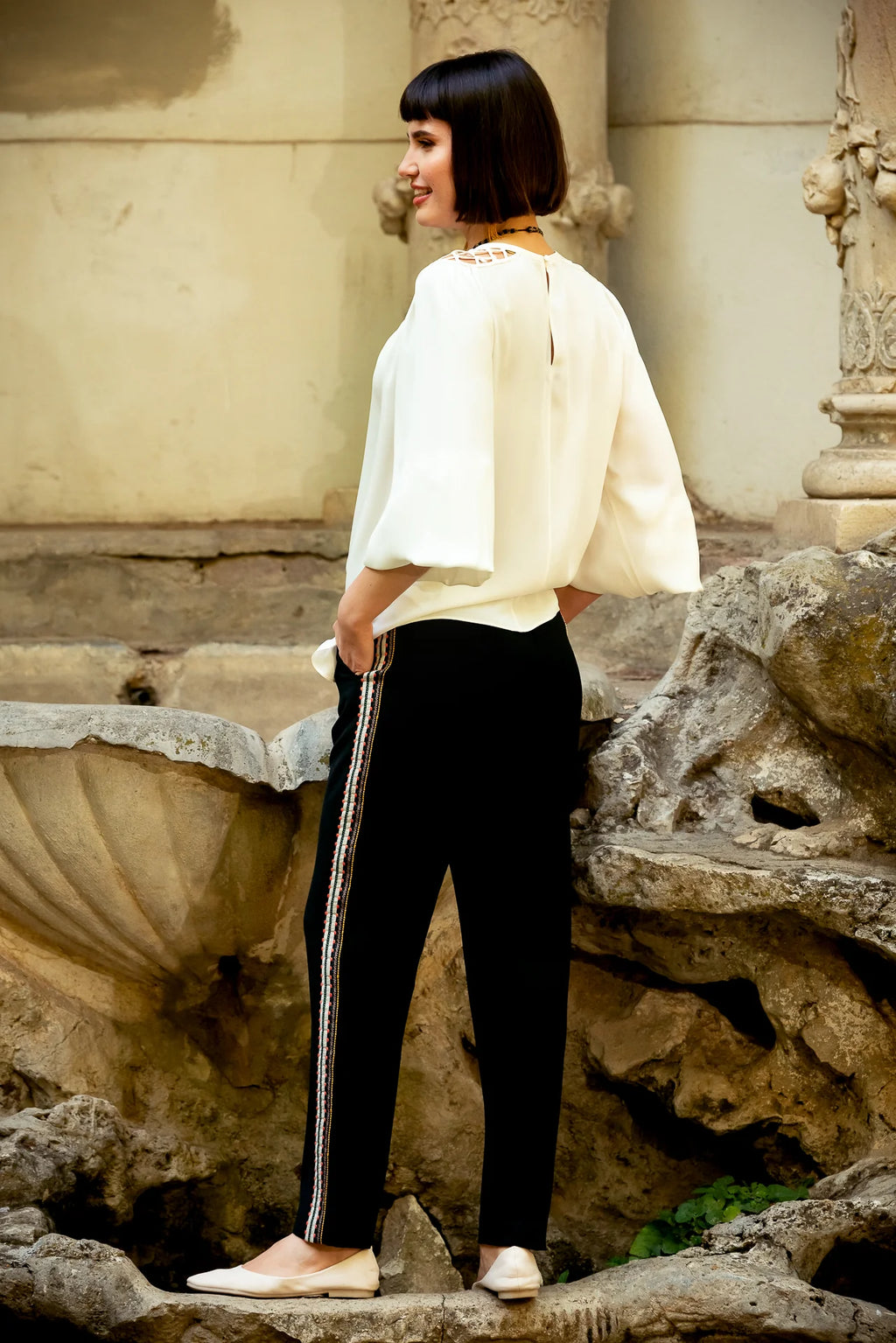 Pantaloni Conici din Stofa Neagra cu Banda Laterala din Jacquard Geometric