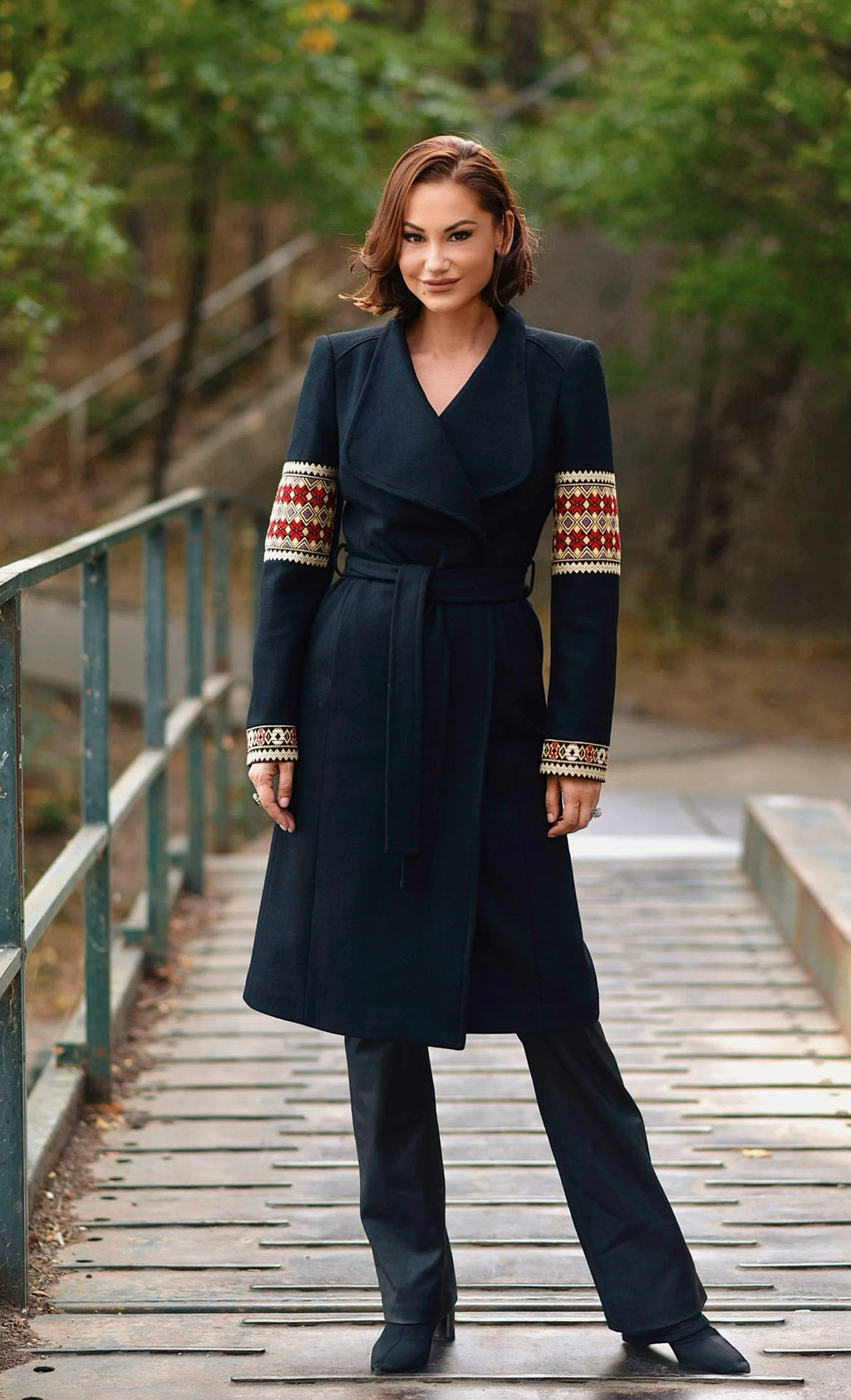Palton Midi Negru cu Motive Traditionale