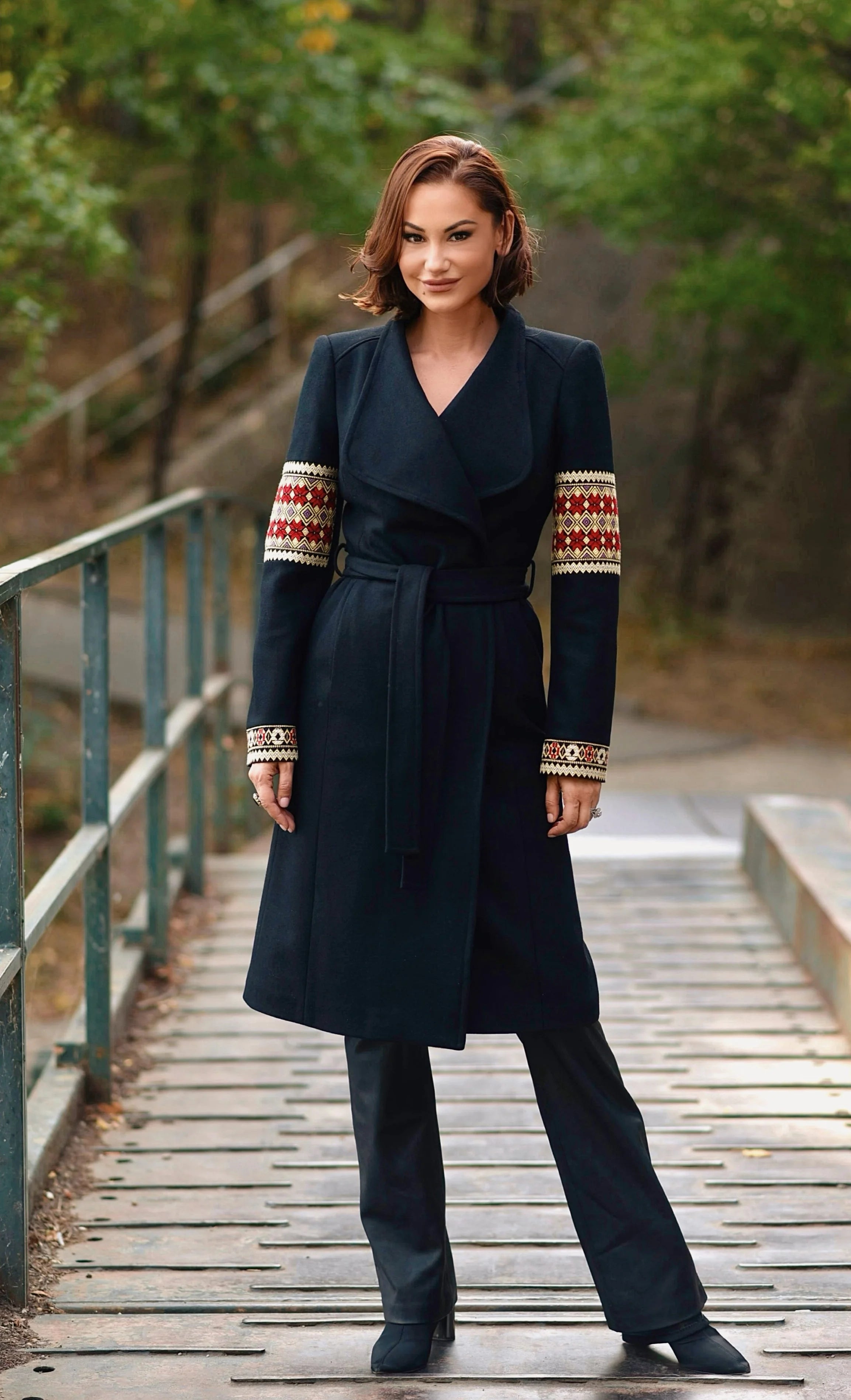 Palton Midi Negru cu Motive Traditionale