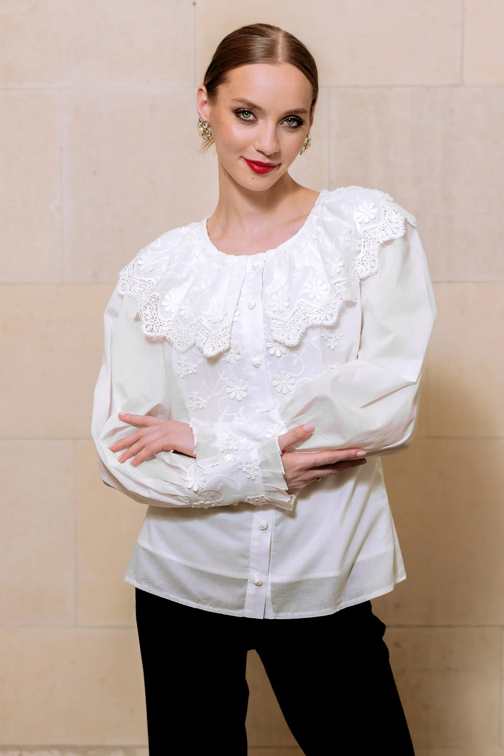 Camasa alba cu guler si broderie tridimensionala