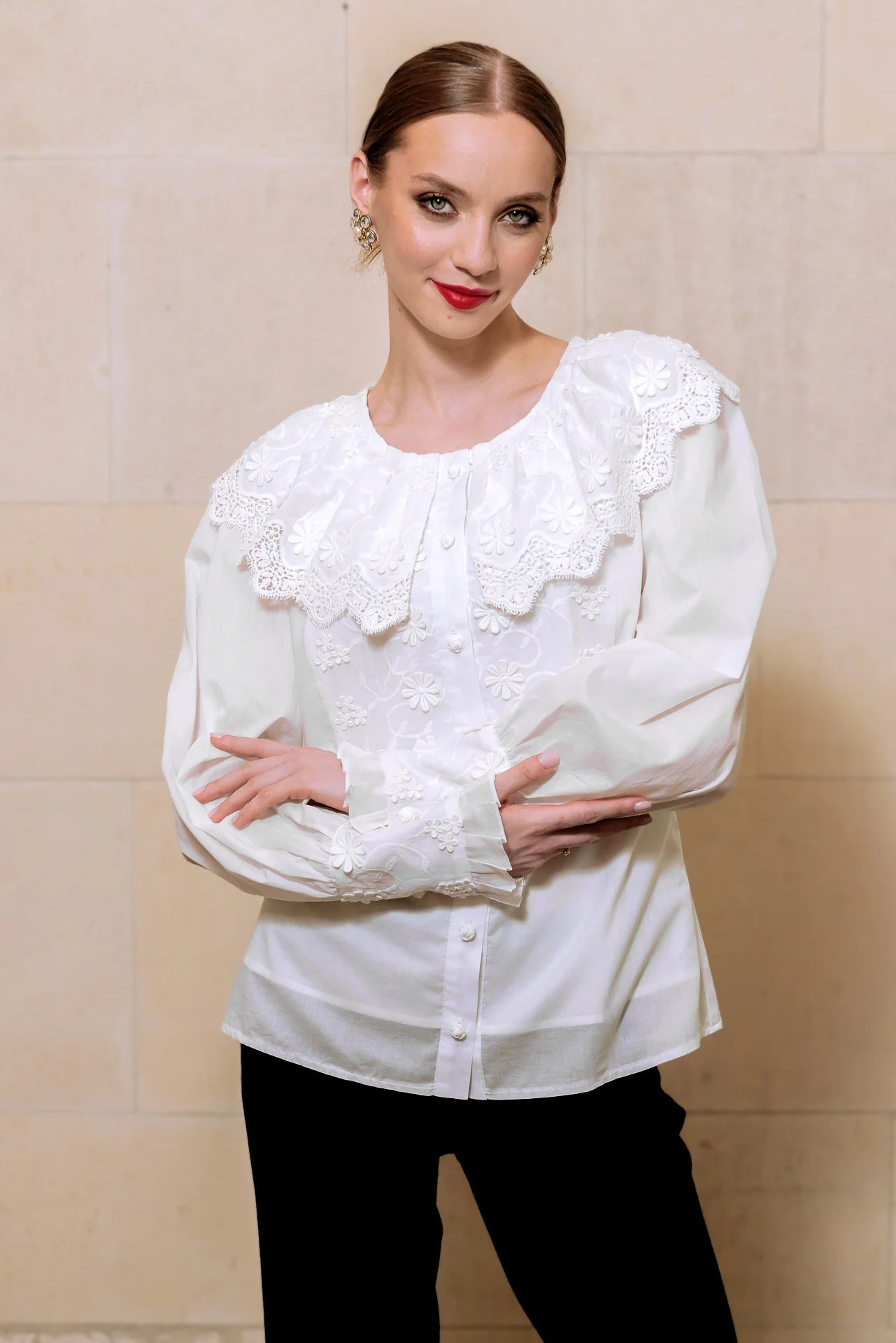 Camasa alba cu guler si broderie tridimensionala