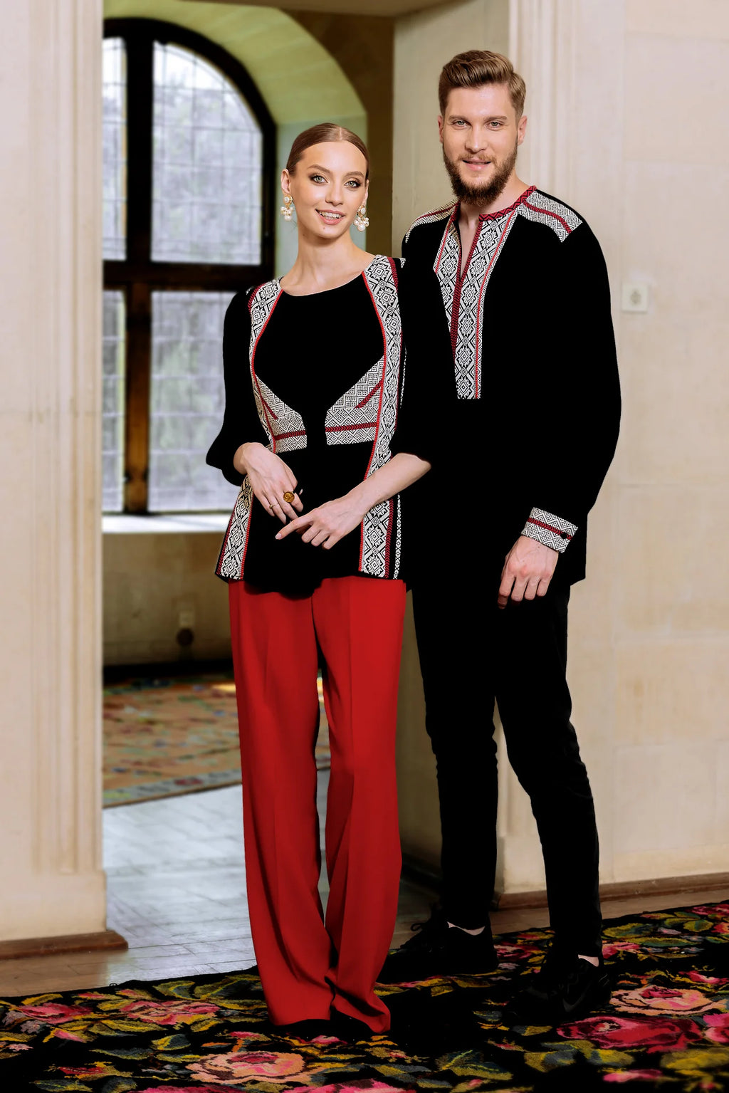Bluza neagra cu pieptar tesut alba