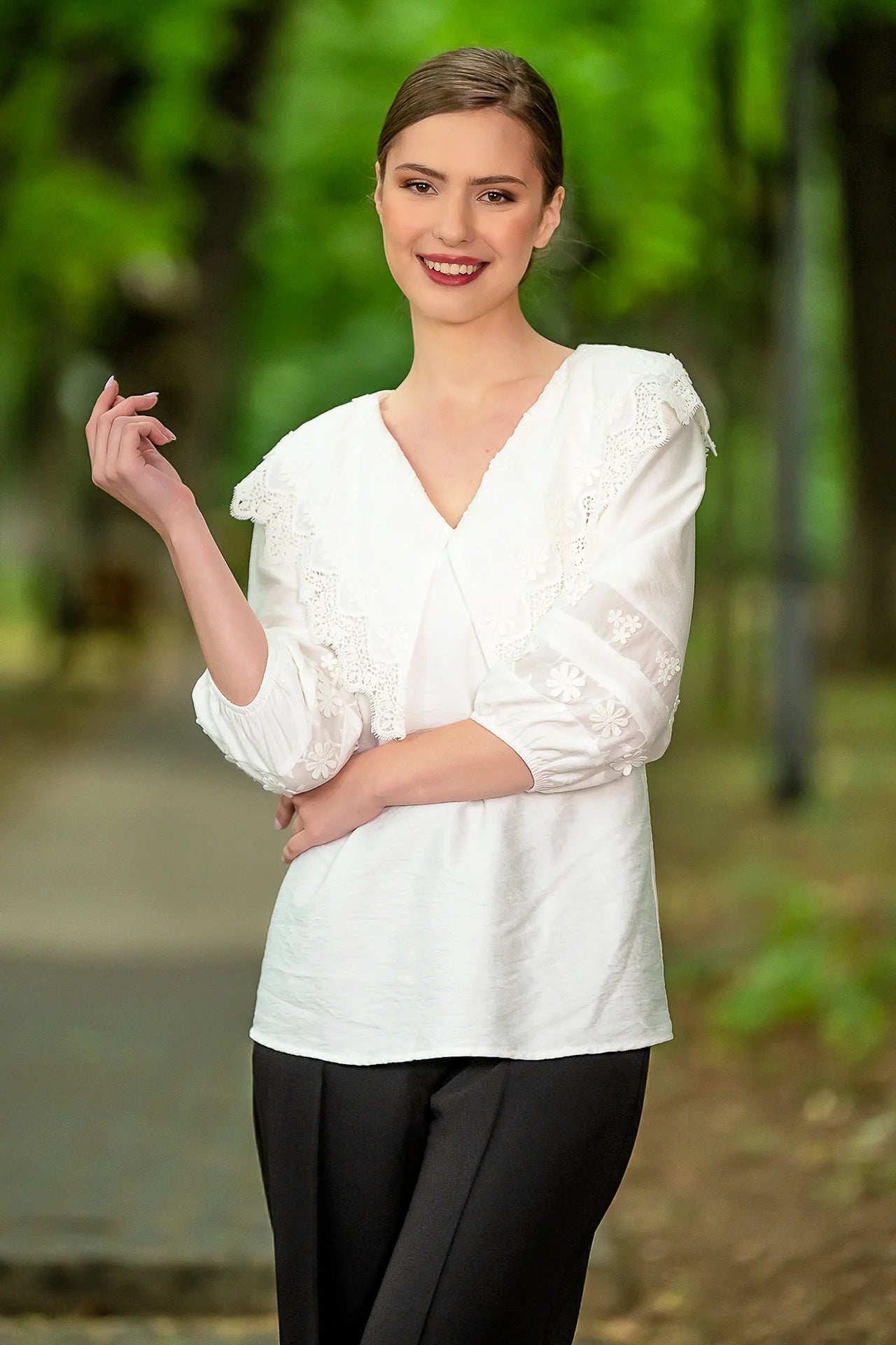 Bluza Alba Cu Guler Din Broderie Tridimensionala