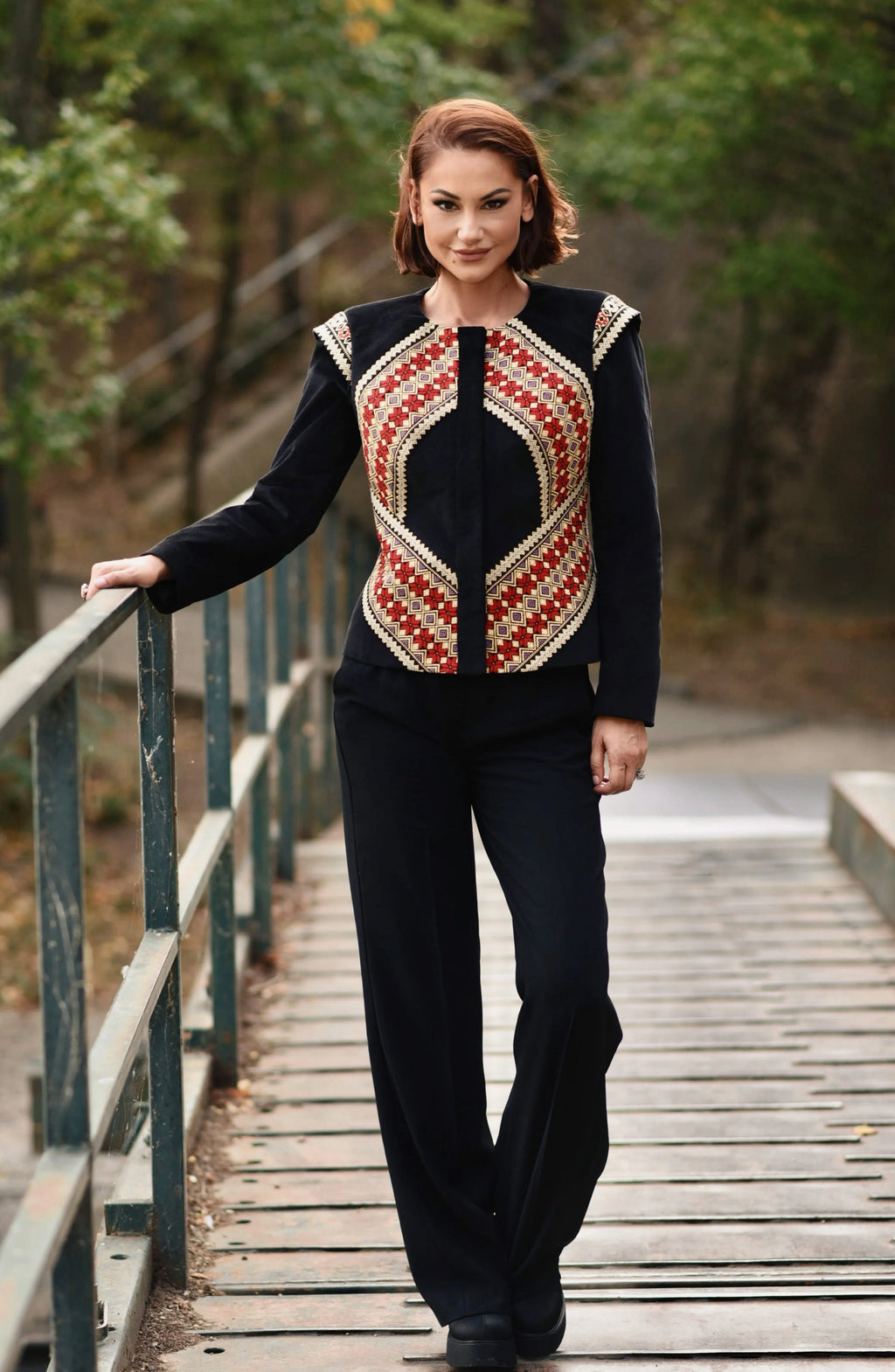 Sacou Din Catifea Cu Broderie Romaneasca Arhaica