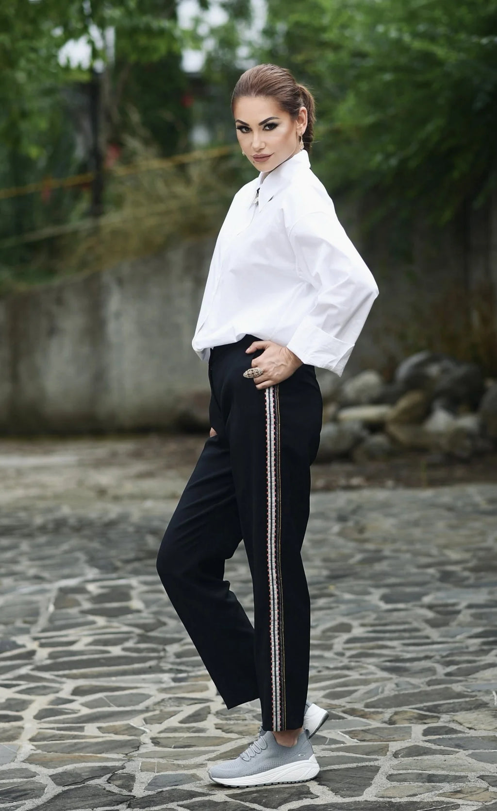 Pantaloni Conici din Stofa Neagra cu Banda Laterala din Jacquard Geometric