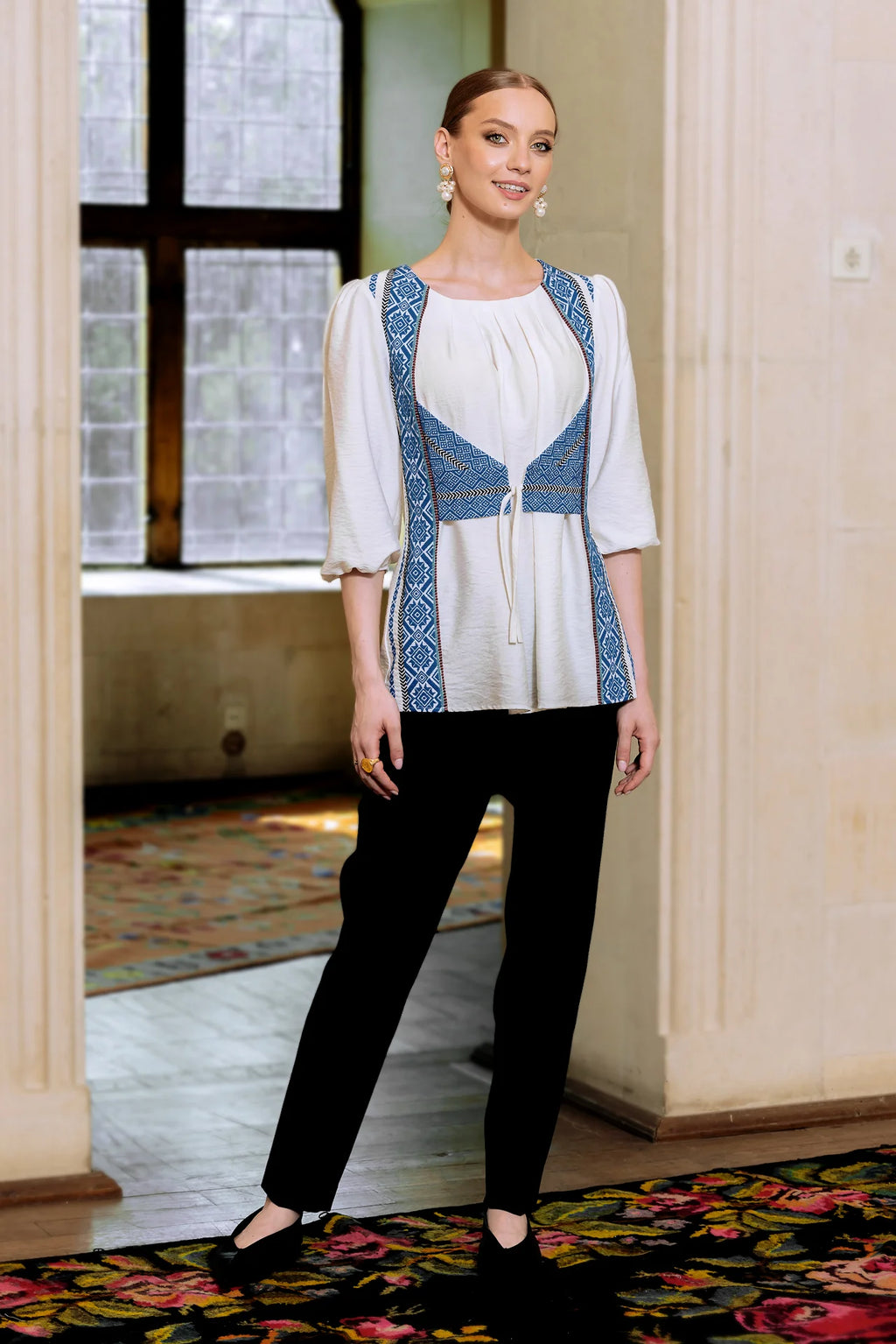 Bluza alba cu pieptar tesut albastru