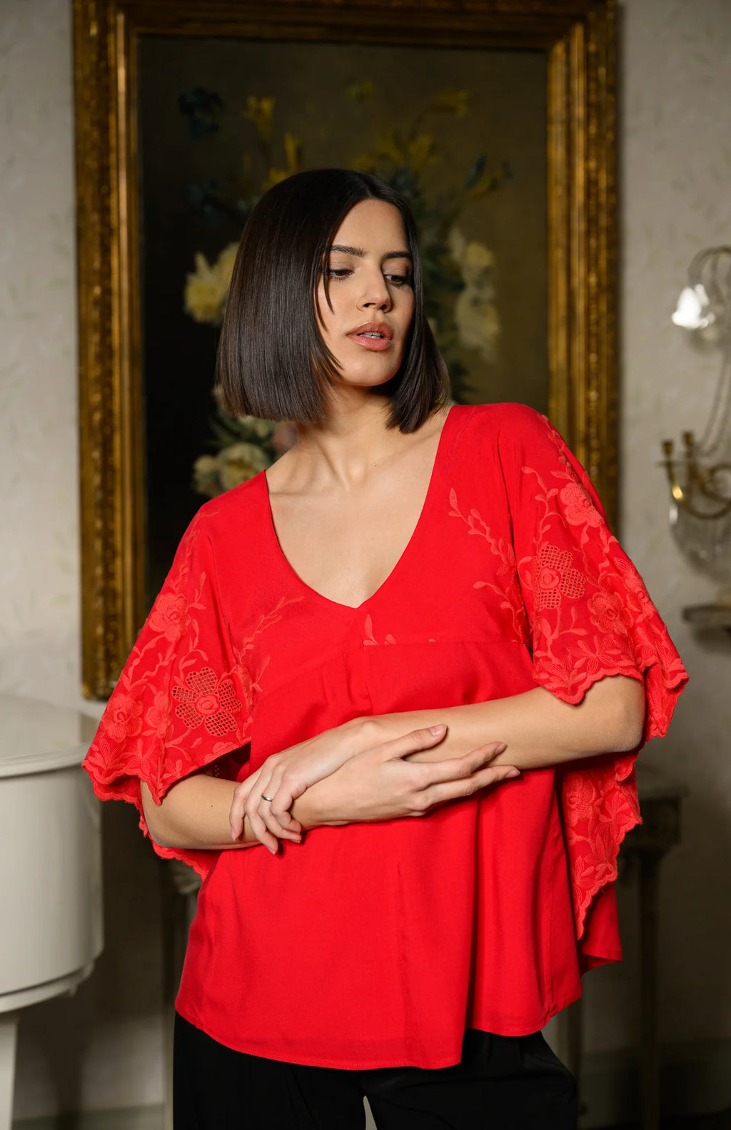 Bluză roșie stil capă cu broderie florală