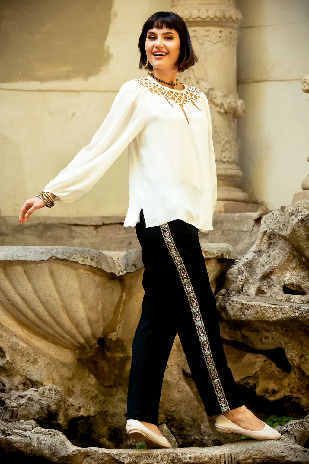 Pantaloni Conici din Stofa Neagra cu Banda Laterala din Jacquard Floral
