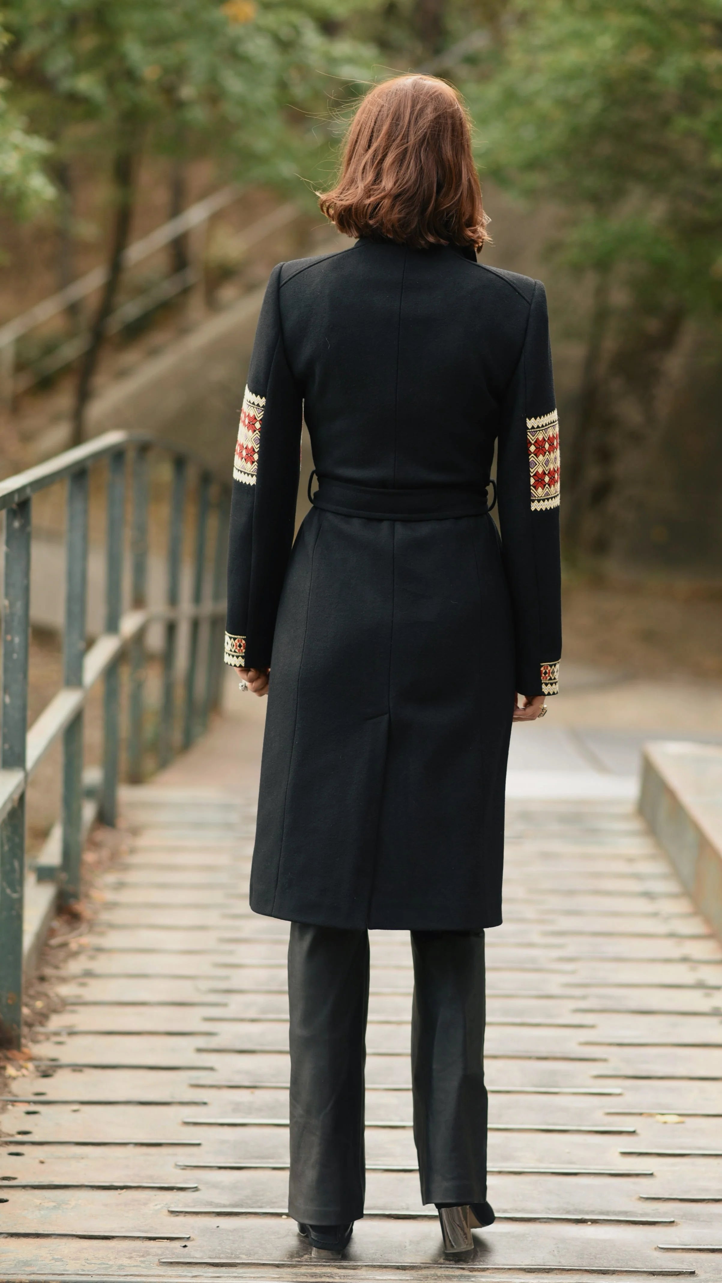 Palton Midi Negru cu Motive Traditionale