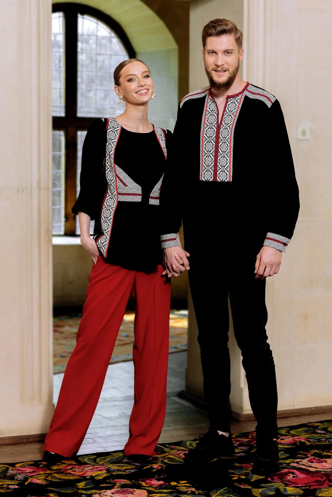 Bluza neagra cu pieptar tesut alba