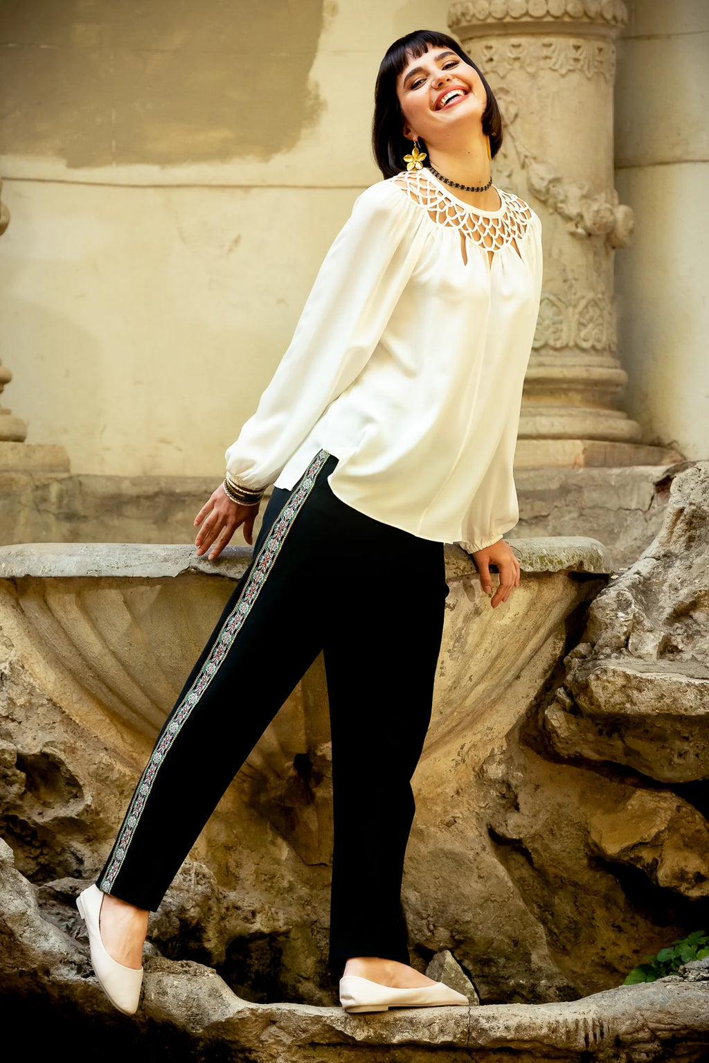 Pantaloni Conici din Stofa Neagra cu Banda Laterala din Jacquard Floral