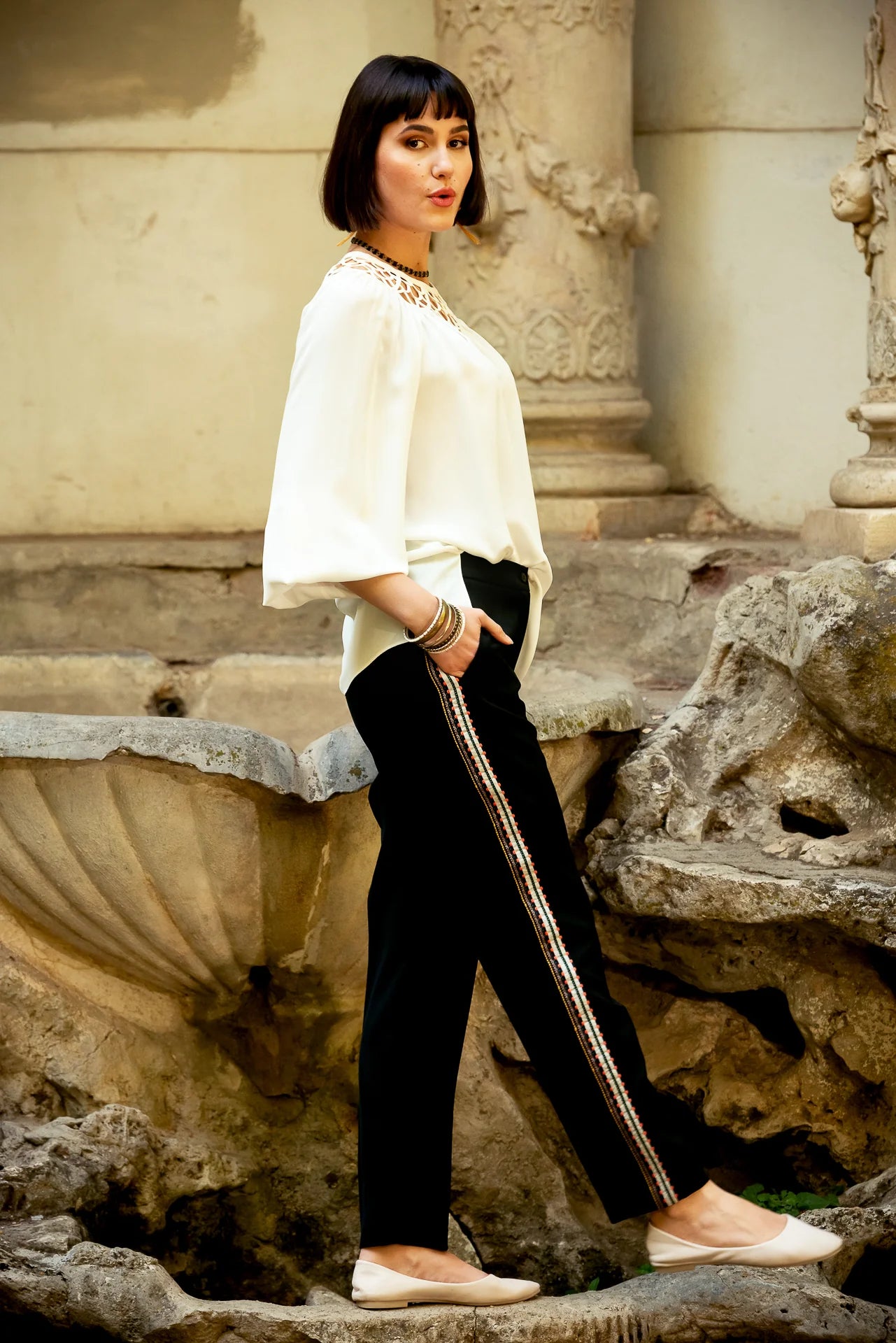 Pantaloni Conici din Stofa Neagra cu Banda Laterala din Jacquard Geometric