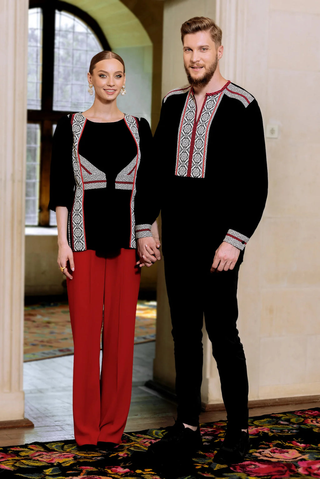 Bluza neagra cu pieptar tesut alba